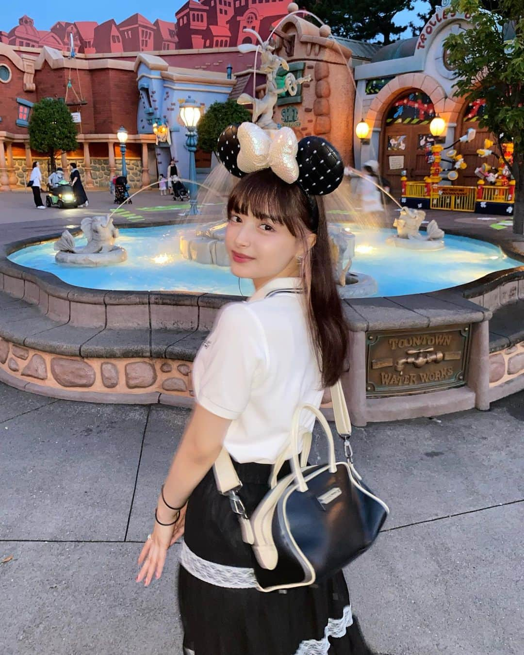 マリナのインスタグラム：「🐾 前に行った時の写真！🐭 結局マリーちゃんの耳つけてた笑  #disneyland #disney #ディズニーランド #ディズニー」