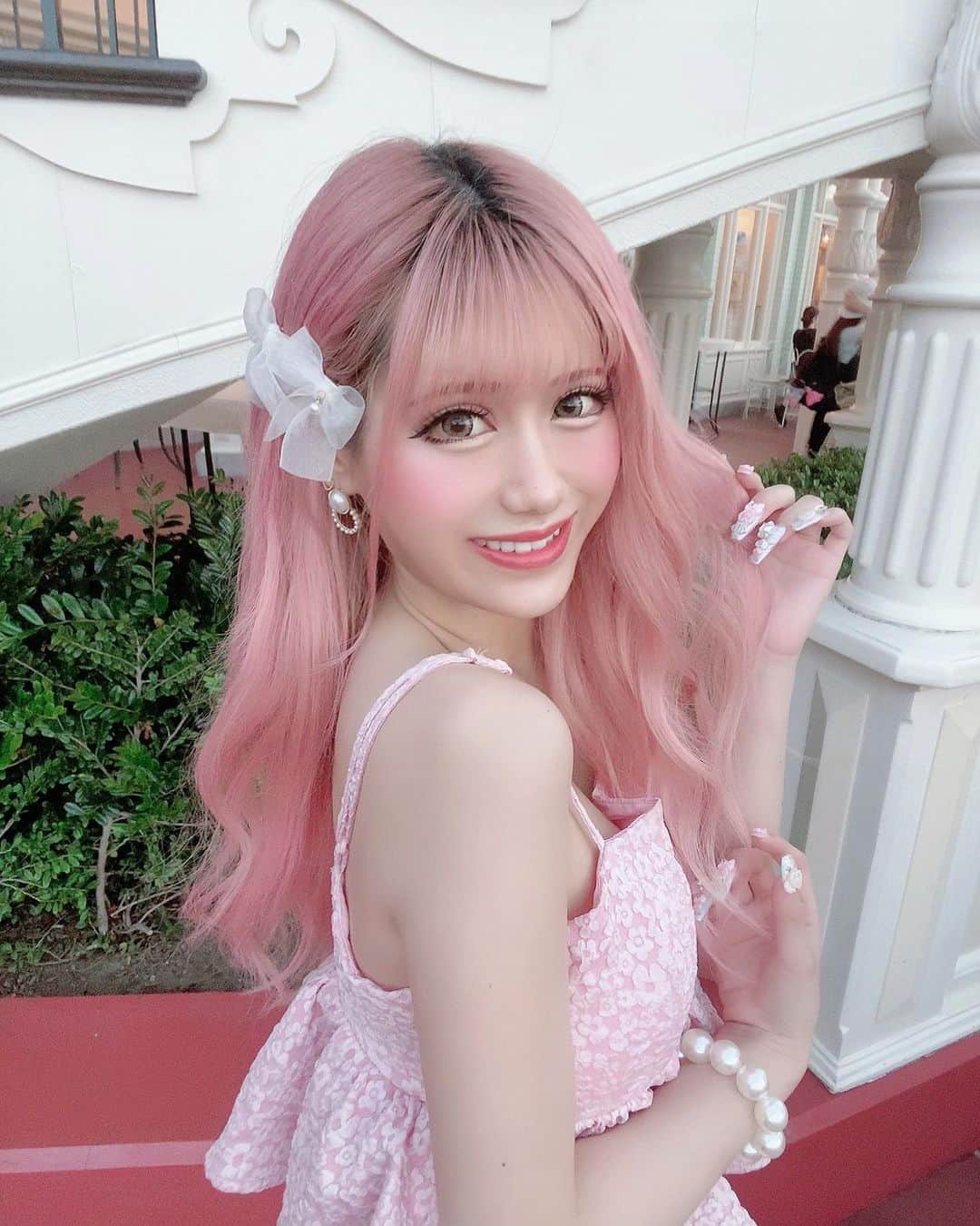 のインスタグラム：「もっと好きにさせていい🎀？  ディズニーランド行ってきたよ〜！♡ 楽しかった‎(՞ ܸ. .ܸ՞)︎♡」