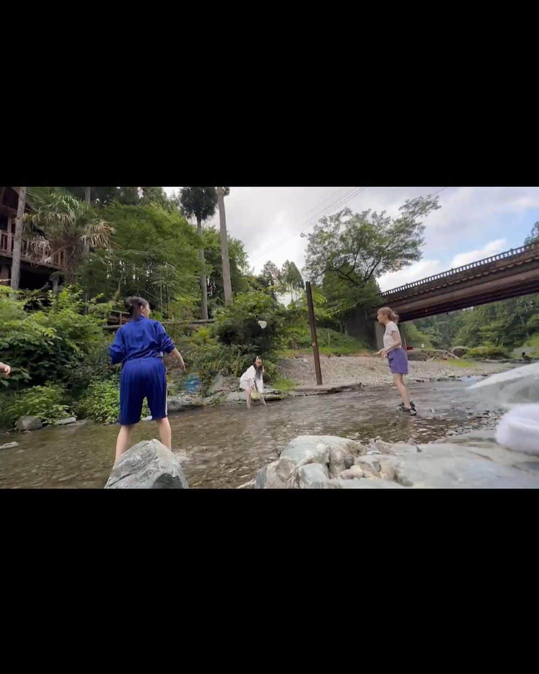 三田麻央さんのインスタグラム写真 - (三田麻央Instagram)「. 川遊びしてきた🙋‍♀️🙋‍♀️🙋‍♀️ 夏の思ひ出☀️🍉🌻🏊  カメラ固定して動画撮ったんやけど長すぎるから楽しそうなスクショ載せとく☝️☺️」7月23日 19時54分 - kyunmao_m99