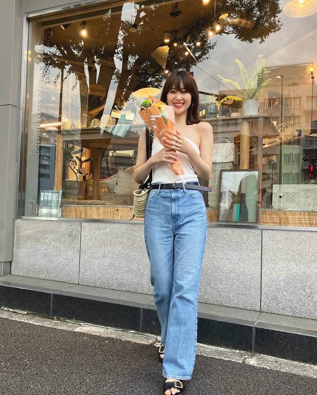 佐藤優津季のインスタグラム：「． 髪を切ってからパリッぽ気分〜🇫🇷 フレアデニム、白トップス、カゴバッグ… カタチがキレイなデニムさえあれば夏は乗り越えられる気がする こんな服装に赤リップも良いよねぇ😌🌶 履いているデニムは【THE DYLAN】です😉 #upperhights #PR」
