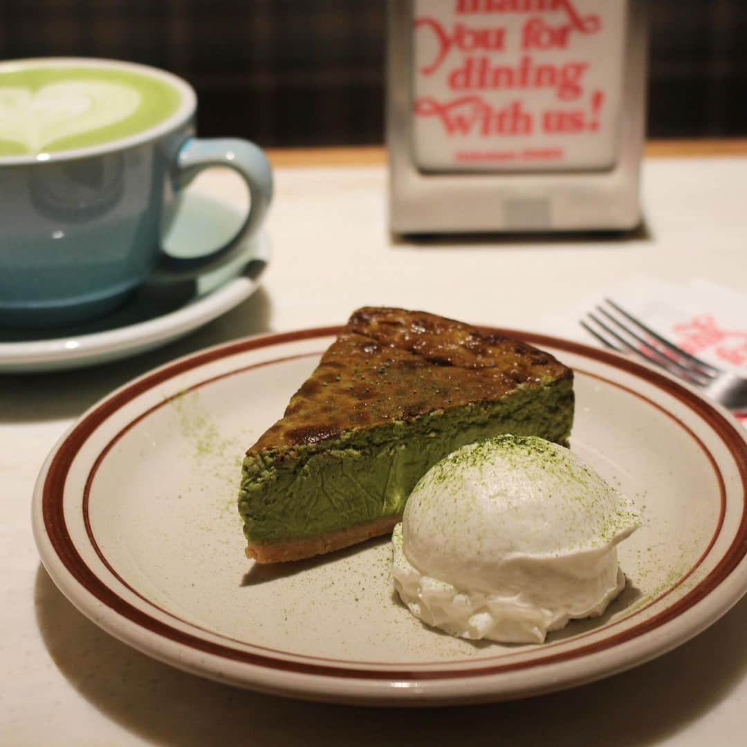 カフェ ホホカムのインスタグラム：「🍵Matcha cheese cake🍵 ケーキメニューに先日新しく仲間入りした“抹茶チーズケーキ”✨高級抹茶を使用した濃厚なチーズケーキです😌試作を重ね、抹茶の渋みと旨み、チーズケーキの本来の美味しさを両方極限まで引き出しました🍵🧀✨ お供にはぜひ抹茶ラテを🤭 #matchalover #matcha #matchalatte #matchacheesecake  #抹茶 #抹茶チーズケーキ #抹茶ラテ #抹茶スイーツ #抹茶好き  #hohokamdiner #hohokam #ホホカムダイナー   当店のチーズケーキしっとりねっとりほんっとに美味しい🥹」