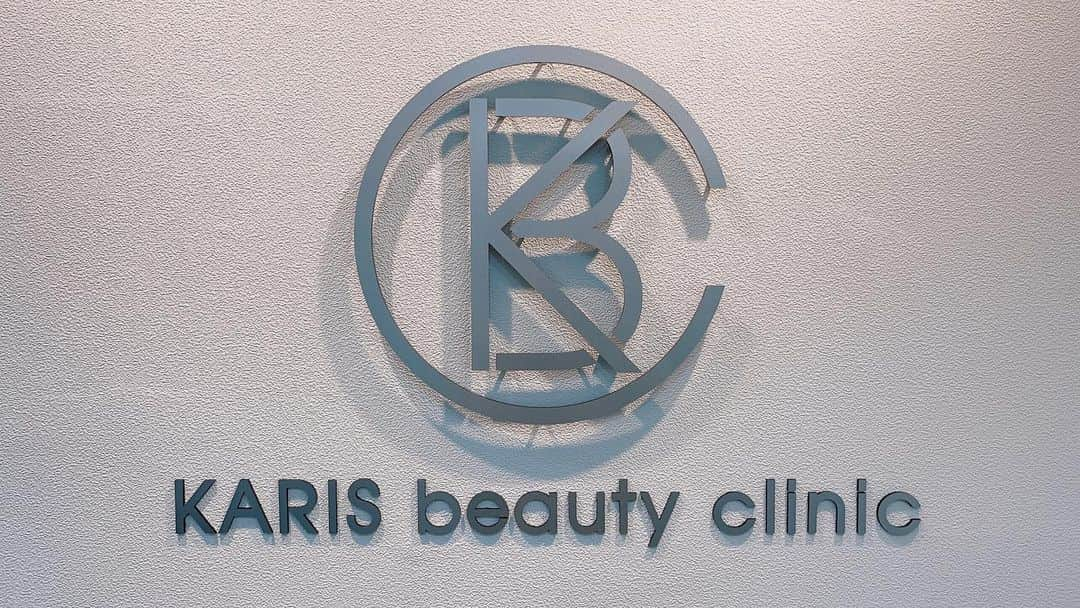 美月 のインスタグラム：「KARISbeautyclinicにてダーマペン(CLRローション＋リジェスキンマスクパック)施術２回目。 美容男子がんばってます。 滝内先生今回もありがとうございました！  あ、みんなも行ってくれたみたいでありがとう。 一緒に自分ご褒美しましょう！ 引き続き美月割引ありみたいです！  ダーマペン4 19,800→9,000  ハイドラジェントル 17,600→6,350  電話orLINE予約の際に“美月の紹介”で発動です 自分ご褒美にぜひ karisbeautyclinic.com 通常割引より安いてなにぃ！  続・大インフルエンサーすな！笑  （施術紹介） ・ハイドラジェントル：特殊なチップで薬剤を出しながら余分な皮脂や角質を吸引していくピーリング治療 ・ダーマペン：髪の毛より細い超極細針で肌の表面に無数の小さな穴をあけ、肌の回復力を向上させます。 ・CLRローション：ダーマペンで用いられる薬剤。毛穴の汚れを取り除き、過剰な皮脂の分泌を抑える美容液。 色素沈着や肌質を改善し、ニキビのできにくい肌に導きます。 ・リジェスキンマスクパック：豊富な美容成分や成長因子が含まれておりコラーゲン生成を促すためニキビ改善と同時にシワ改善へも導いてくれます。  #KARISbeautyclinic #自分ご褒美DAYに是非 #インフルエンサーすな #大モデルがせぇ #でもかなり綺麗なった #毛穴きれいきれい作戦 #攻め過ぎたら赤くなるけど肌きれいなる #継続はチカラなり」