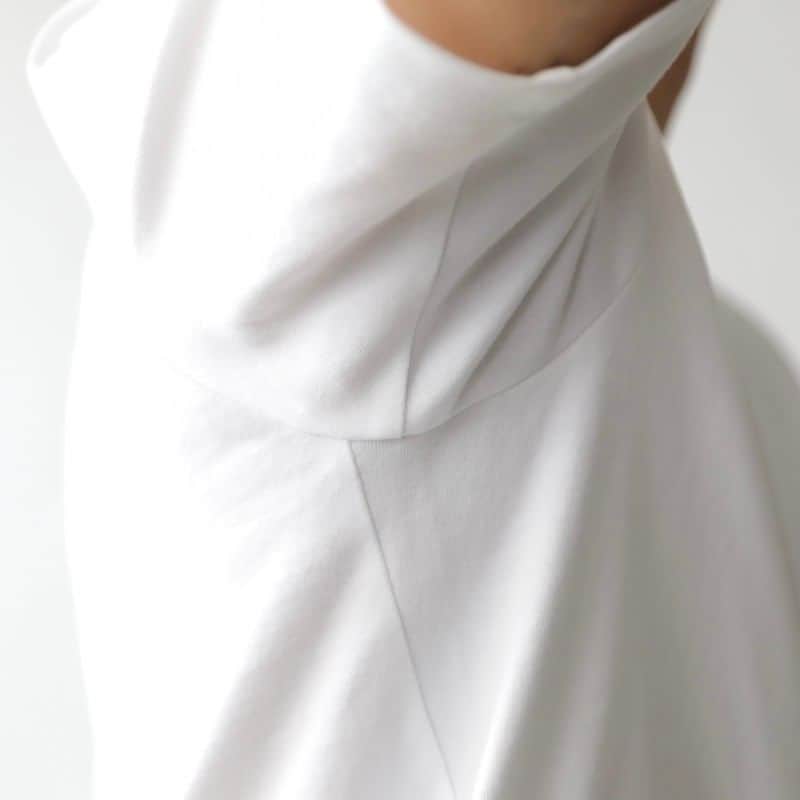Factelier(ファクトリエ)さんのインスタグラム写真 - (Factelier(ファクトリエ)Instagram)「【首がよれにくくやや肉厚で心地よさ抜群。特注生地の綿100％Tシャツ】  “心地よさ”を徹底的に追い求めて完成したコットン100％のTシャツ。 あまりに気持ちよさに、気づけば思わず手に取ってしまう。毎日のように着たくなるベーシックな1枚です。  心地よさだけでなく、1枚でも着ても、アウターと合わせてもサマになる万能なTシャツです。  なお、同素材でクルーネックとVネックをご用意しています。  <特徴>  ■「非常になめらか」では伝え切れない 　圧倒的に気持ちいい生地  ■シルク以上カシミヤ未満。 　ラフすぎずきれいめすぎない生地  ■微光沢で1枚で着ても上質な雰囲気  ■スタイリッシュに見える秘密は 　ジャケットの袖付けと同じ仕様を採用  ■“異番手使い”の首周りで 　耐久性と肌アタリ抜群 　～Vネックは浅めですっきりと～  ■洗濯10回試験後も変わらない風合い  ▼ベーシックTシャツ color：ホワイト・ネイビー・ブラック sizeS/M/L/LL price：¥8,800  ---------- 語れるもので日々を豊かに  ファクトリエはメイドインジャパンの工場直結ファッションブランドです。 職人の情熱と最高の技術がつまった、人に語りたくなるものを長く大切に使ってもらいたい、そんな想いと共に語れる本物をお届けします。  ▽公式サイトはプロフィールのURLから @factelier  #ファクトリエ #factelier #TFC #メイドインジャパン #日本製 #ベーシック #良いものを長く #クラフトマンシップ #語れるもので日々を豊かに #tシャツ #大人のtシャツ #カットソー #カットソーコーデ #きれいめtシャツ」7月23日 20時00分 - factelier