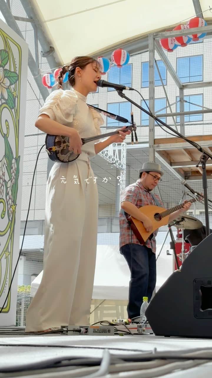 かーなーのインスタグラム：「． ． 人生で初めて書いた曲「エール」  明日からまた１週間が始まるけど、 無理に気張らず、自分で自分をたくさん褒めながら それぞれのペースでモチベ上げてこうね❤️‍🔥❤️‍🔥  エネルギーが切れそうになったときには わたしの歌を聴いていただけますように🙏🏽  みんなにありったけの愛を込めて💌エール🕊️🌎  🎸 @kei_mukaizato_official  🪘 @koichanman_kaibutsu   #奏絵 #いーどぅし」