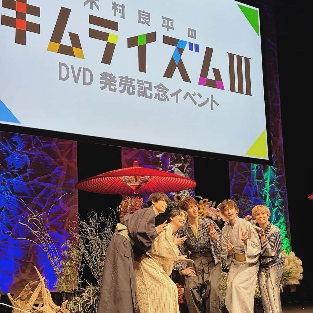 KENNのインスタグラム：「イベント！！ ご来場いただきありがとうございました！！！  #キムライズム #DVD発売記念イベント #木村良平 #代永翼 #上村 祐翔 #大塚理航 #KENN #浴衣 #生け花 #生で生け花やったよ #心地よい空間 #阿吽の呼吸 #めっちゃ楽しかった #押すボタンを間違えた #マティーニ #キムライズム4のゲストは #細谷佳正 #声優」