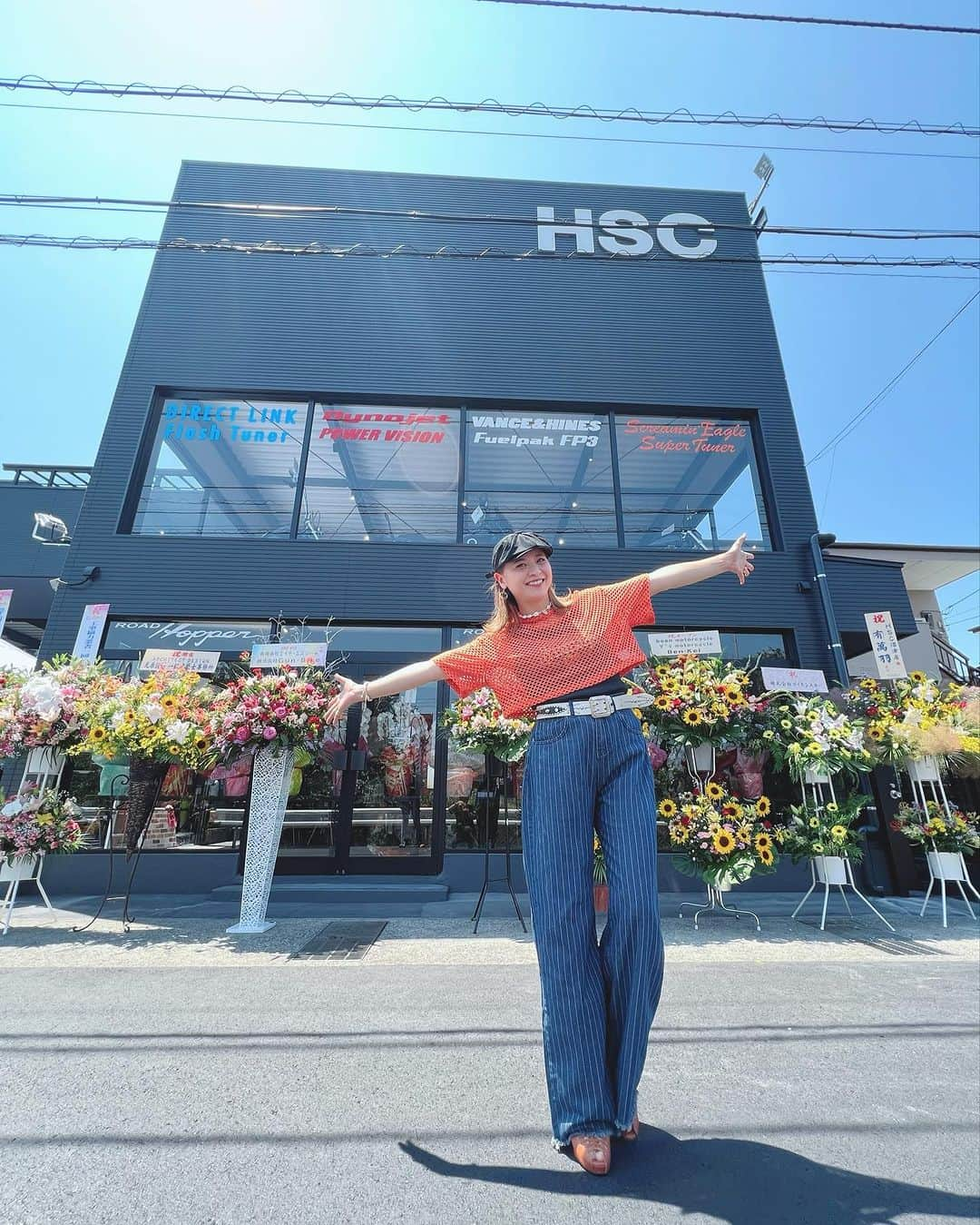 古澤恵のインスタグラム：「★HSC沼津リニューアルオープン★  大盛況で終了しました。  お客様とスタッフ様が温かくとても居心地の良いお店でした✨  近所にこんなバイク屋あったいいな〜と切に思った🥹🙏  ぜひ車輌を見に行くだけでも気軽に行ってみてください。 まさにアットホームなお店です✨  そして、2階の中古バイクの多さと価格にも圧巻です！ スポーツスター欲ひい〜🤩  写真⑤⑥⑦ ・創作酒場「隠れ日」さんの手作りフランク(ごろごろお肉で激ウマだった♪) ・リニューアルオープン&43周年記念Tシャツ (Tシャツかわゆ🧡) ・他にもビアグラス、フリードリンク、お菓子… 全て無料の大盤振る舞い🤗  社長様のお客様に対する愛情がたっぷりのイベントでこちらまで楽しく温かい気持ちになりました🧡  暑い中駆けつけてくださった方々ありがとうございました。  最後にHSC沼津様、リニューアルオープンおめでとうございます💐 この様なイベントに関わることができ嬉しく思います🧡 . . . #HSC沼津 #withharley  #ウィズハーレー #ハーレーダビッドソン #ハーレー中古 #アメリカンバイク」