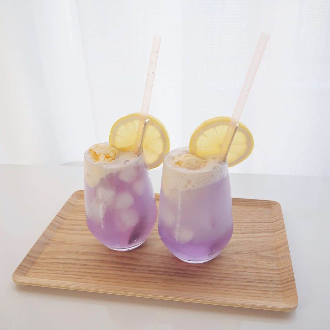 chiyo1173のインスタグラム：「🍋💜 暑すぎてあまり外にも行きたくないし お家で気軽にカフェ気分を、と思い バタフライピーソーダを作りました。  少量のお湯にバタフライピーティーを濃いめに出して 作り置きしていたレモネード原液入れて 炭酸水で割っただけ。 仕上げにバニラアイスを乗せてクリームソーダに。  紫色というだけでテンション上がるので← お家でゆっくりカフェ気分味わえて満足でした！  #おうちカフェ#手作りおやつ#バタフライピー#バタフライピーティー#クリームソーダ#locari#locari_kitchen#ロカリ」