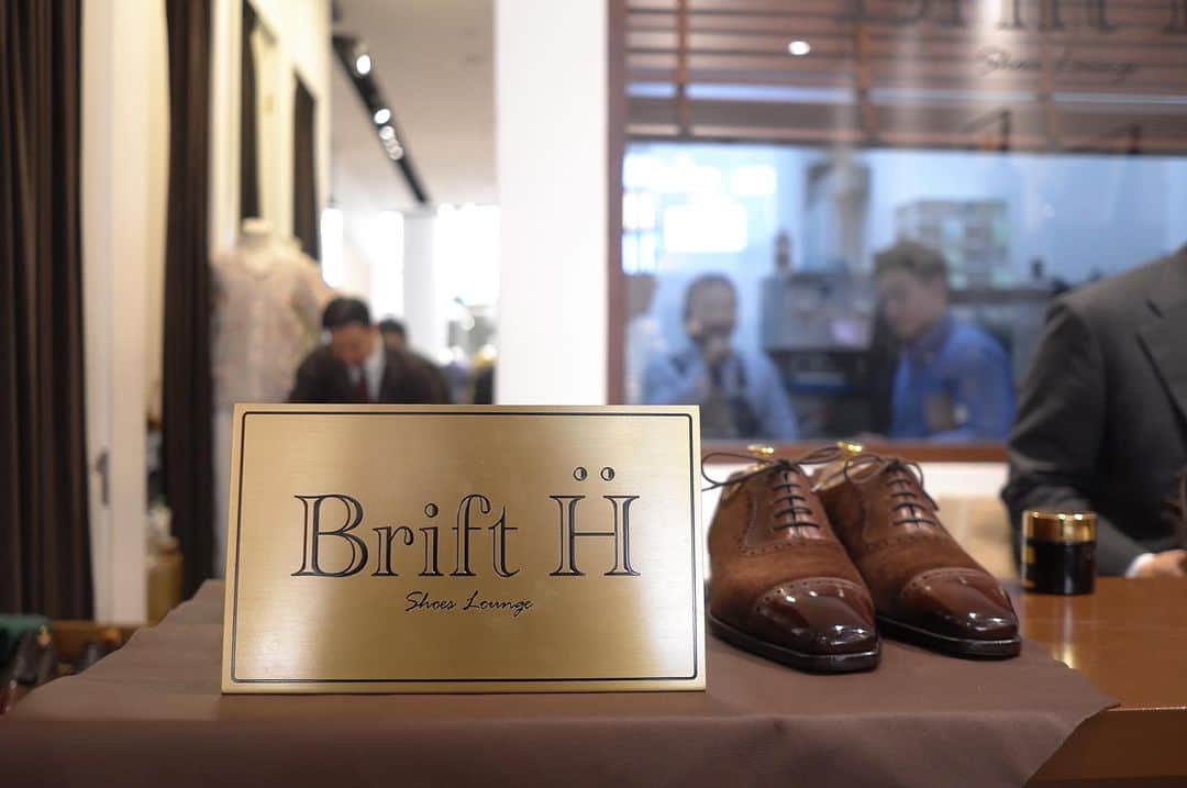 Yuya Hasegawaさんのインスタグラム写真 - (Yuya HasegawaInstagram)「@brift.h_thailand   イベント二日目はバンコクの日本人街にあるエムクオーティエというモールに入ってる本拠地"Brift H"での靴磨き。 前日のgaysonでの死にそうな激務ではなく程よく焦らず一日靴磨きをしました。Brift H 青山にも来てくれてるタイのお客様も数名お越しいただいたり、タイ在住の顧客様が10足預けてくれたりとなんだかホッコリした日でした。この店舗には修理工房も構えており、日本で三ヶ月間うちで研修を経て腕を振るう　@rath_jong 君がバリバリ頑張ってます！ タイに飛び立つ前日に妻と話していて「俺が路上で靴磨きしてる時には海外に店ができるなんて夢にも思わなかったよね」なんて話をしてましたがしみじみしみじみ嬉しかったです。ちなみに妻は僕が路上で靴磨きをしている時に靴を磨きに来てくれた人でして、そういう意味でいうと売れないバンドマンの彼女みたいなもんでした（笑）まだ道半ばではありますがこのように異国の地で自分の店の看板があることに不思議な気持ちでもあった素敵すぎる一日でした。  #brifththailand #brifth #shoeshine #タイの足元に革命を」7月23日 20時04分 - yuya.hasegawa.brift.h