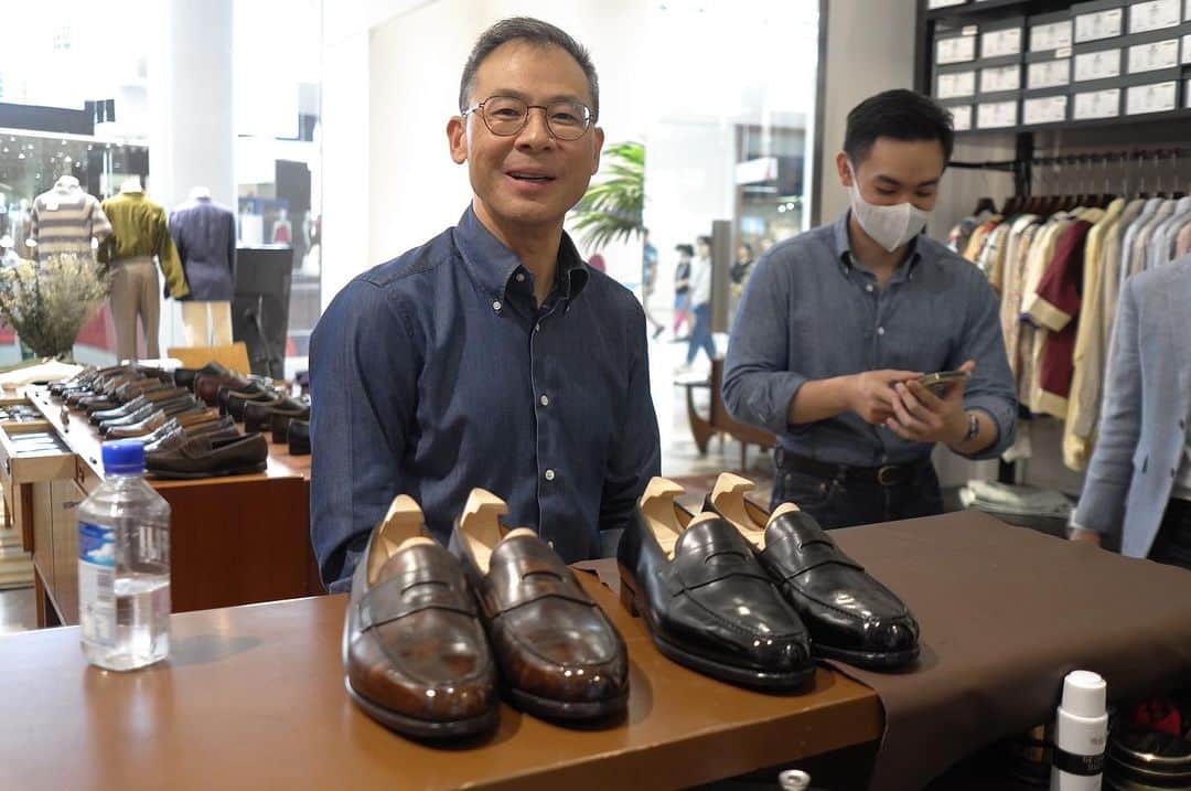 Yuya Hasegawaさんのインスタグラム写真 - (Yuya HasegawaInstagram)「@brift.h_thailand   イベント二日目はバンコクの日本人街にあるエムクオーティエというモールに入ってる本拠地"Brift H"での靴磨き。 前日のgaysonでの死にそうな激務ではなく程よく焦らず一日靴磨きをしました。Brift H 青山にも来てくれてるタイのお客様も数名お越しいただいたり、タイ在住の顧客様が10足預けてくれたりとなんだかホッコリした日でした。この店舗には修理工房も構えており、日本で三ヶ月間うちで研修を経て腕を振るう　@rath_jong 君がバリバリ頑張ってます！ タイに飛び立つ前日に妻と話していて「俺が路上で靴磨きしてる時には海外に店ができるなんて夢にも思わなかったよね」なんて話をしてましたがしみじみしみじみ嬉しかったです。ちなみに妻は僕が路上で靴磨きをしている時に靴を磨きに来てくれた人でして、そういう意味でいうと売れないバンドマンの彼女みたいなもんでした（笑）まだ道半ばではありますがこのように異国の地で自分の店の看板があることに不思議な気持ちでもあった素敵すぎる一日でした。  #brifththailand #brifth #shoeshine #タイの足元に革命を」7月23日 20時04分 - yuya.hasegawa.brift.h