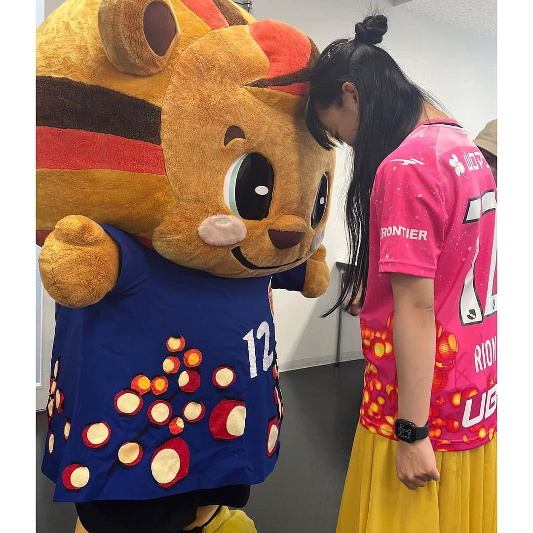 RIONのインスタグラム：「昨日は色んな事があった1日でした🥹  イベントもドキドキだったけど何とか乗り越えられたかな？ まだまだ勉強します‼️ 声を掛けて下さった方もありがとうございました！  #レノ丸 との戯れをご覧くださいww 場外、場内で｢#レノ丸のうた｣も流れてるので、是非楽しんで下さい🦁🧡 . . #renofa #レノファ  #レノ丸 #レノ丸かわいい  #みらスタ #拡散希望RTお願いします #拡散希望RT #RION #リリース #拡散希望RT #音大生 #Dearest  #Remember  #エレクトーン  #hikari  #音楽ユニット　 #Libraryconcert #山口県 #周南市  #徳山駅 #徳山駅前図書館　 #山口タレント図鑑　 #シンガーソングライター　 #弾き語り  #エレクトーン弾き語り #フォローお願いします #バイオリン #ピアノ  #ライブ」