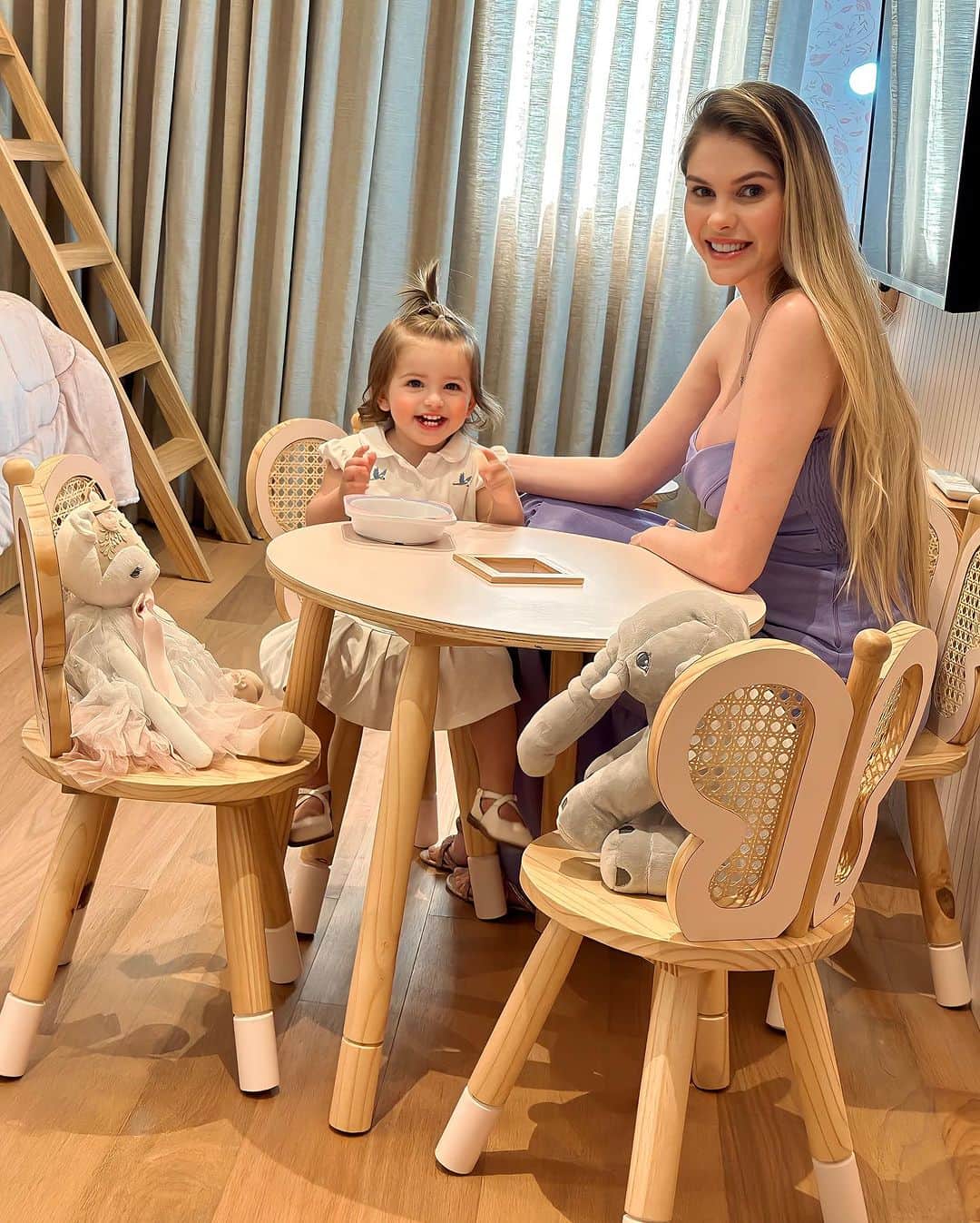 バーバラ・エバンスのインスタグラム：「Nosso domingo está sendo assim, juntinhas arrumando os móveis da @kinderdesign_ que acabaram de chegar para o quarto da bebezuka 💖 Como não se apaixonar?!」