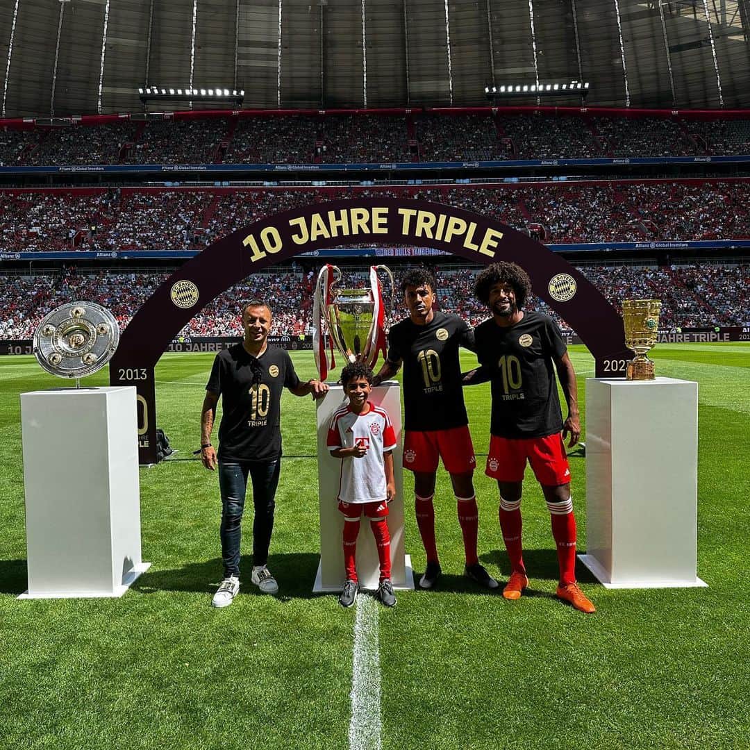 ダンテ・ボンフィム・コスタ・サントスのインスタグラム：「Comemorando os 10 anos da conquista da tríplice com esses 2 irmãos que o futebol me deu 🙌🏽❤️」