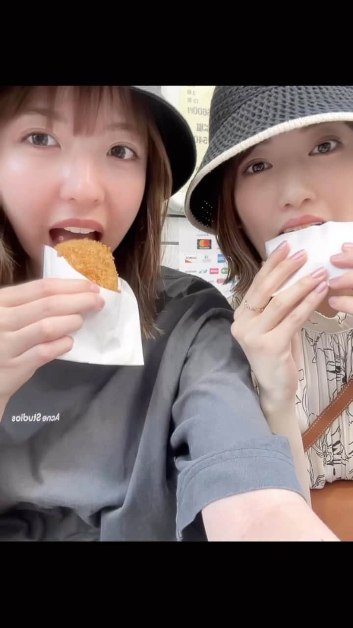 和田まあやのインスタグラム：「ちまと空き時間に会ってカフェしたりお買い物しましたー😊 次は家で海鮮か餃子食べる約束しました✨ 曲は2人で披露した最後の楽曲『孤独兄弟』選んでみましたっ！ 共に支え合ってきた大切な親友❤️ （私はプライベート基本すっぴんです…🙏） #コロッケ熱すぎた #びっくり」
