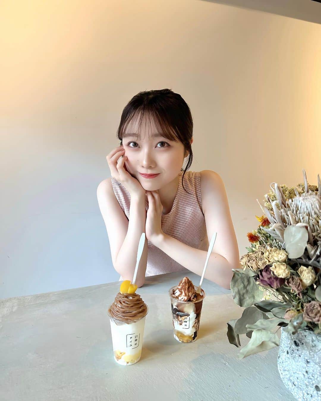 志賀可奈子さんのインスタグラム写真 - (志賀可奈子Instagram)「今月オープンしたての #21時にアイス 🍨  名前は前から知っていたけど、京都にもできるなんて😚  ・栗モンブラン ・チョコわらび餅 をいただきました！  アイスもトッピングもかなり濃厚で🫠♡ サイズも大きすぎないので外食の〆にぴったりです🥄  @21niice_kyoto_kawaramachi」7月23日 20時08分 - kanapan_ya