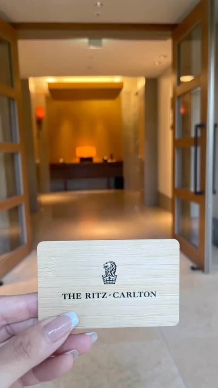 ほなみのインスタグラム：「@ritzcarltonokinawa   自然好きなわたしにとって たまらないお宿だった☺︎ 私がみた忘れたくない景色たち  太陽の光が入って、緑たっぷり🌿  近くのビーチやご飯屋さんも送迎付き♡  どこを切り取っても 気づきよりも遥か先に あたたかい心遣いがあった😌  私もこんなおもてなしがしたい🫶 ここはもうまた今年中にいきたいくらい🥹 あとスパ最高だから もう一回行けばよかったと後悔してる←  #ritzcarlton #okinawa  #沖縄旅行 #沖縄観光 #沖縄ホテル #沖縄観光スポット  #旅行好き」