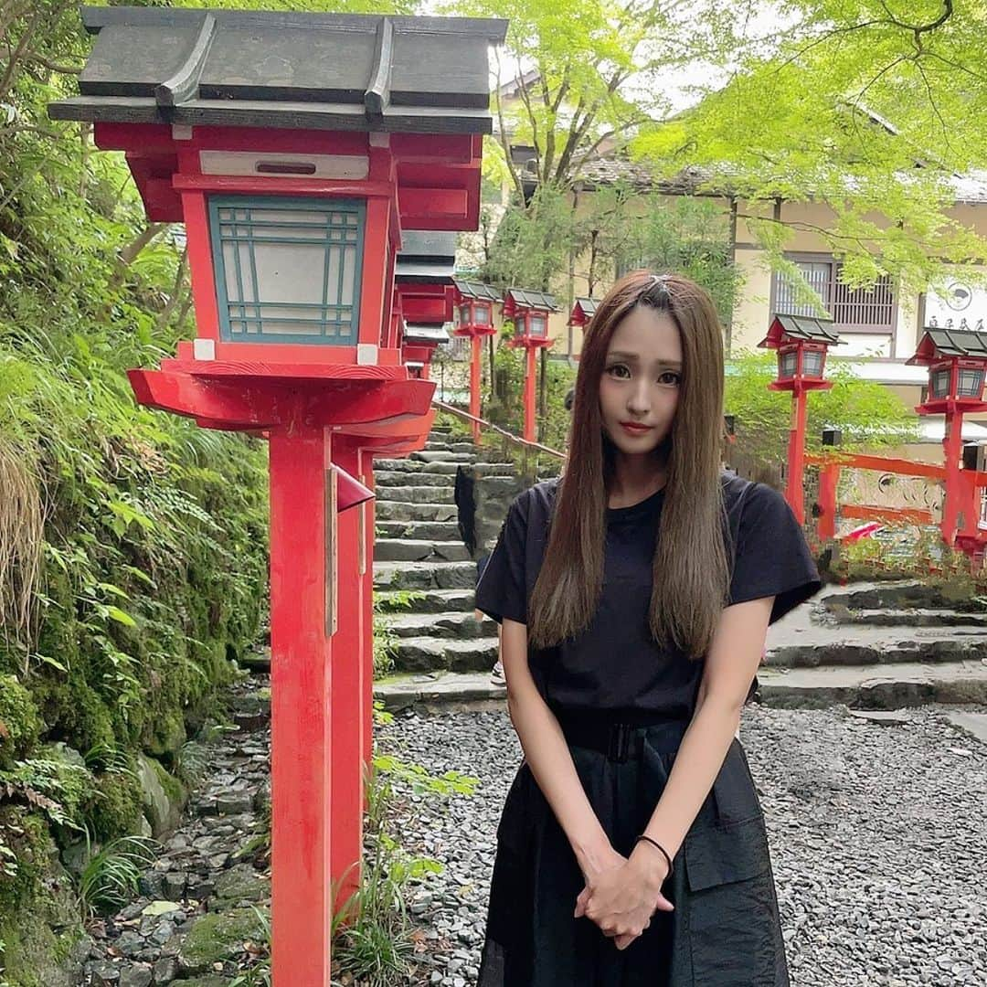 黒沢美怜さんのインスタグラム写真 - (黒沢美怜Instagram)「『貴船神社』  記事が消えてしまって順番前後しまくりですが😂💦  京都2日目は足を伸ばして叡電に揺られて貴船まで🎵  人がたっくさんの市内から打って変わってのんびりしてトトロがいそうな森林が広がる素敵なところ✨  涼しいとは聞いていたけれどこんなに気温違うのってくらい涼しくて川の風が気持ちいい😆😍  すごい坂道を登っていざ三社参り⛩️🔥  貴船神社は手前から 本宮・結社・奥宮と続くのですが、  本宮→奥宮→結社とお参りするのが正式な参拝のようなのでその順にお参りしてきたよ☺️✨ （伊勢神宮最初行ったとき何度も確認したのに一つ間違えたので今回は入念に✨）  とにかく貴船はパワーがすごいです✨  空気も綺麗で風も気持ちよくて水も冷たくて木々は不思議なものも沢山あって🌲✨  こういうのが"気をもらう"っていうのかなぁって凡人でも感じるほど元気になるし、また絶対来たい！って思える場所になりました🌟  ただ、、、、  坂道はとんでもないです😭💦  本当にとんでもないのでスニーカーや歩きやすい靴をお勧めします🙆‍♀️✨  貴船神社の写真はまだ沢山あるのでまた写真ポストでお裾分けするね🤗💕  #貴船神社 #貴船神社で水占い #貴船 #貴船川床 #貴船神社本宮 #貴船神社⛩ #神社巡り #神社巡り⛩ #⛩️ #神社仏閣巡り #パワースポット #京都旅行 #京都旅行 #京都パワースポット #京都パワースポット巡り #くろたび」7月23日 20時11分 - kurosawamirei