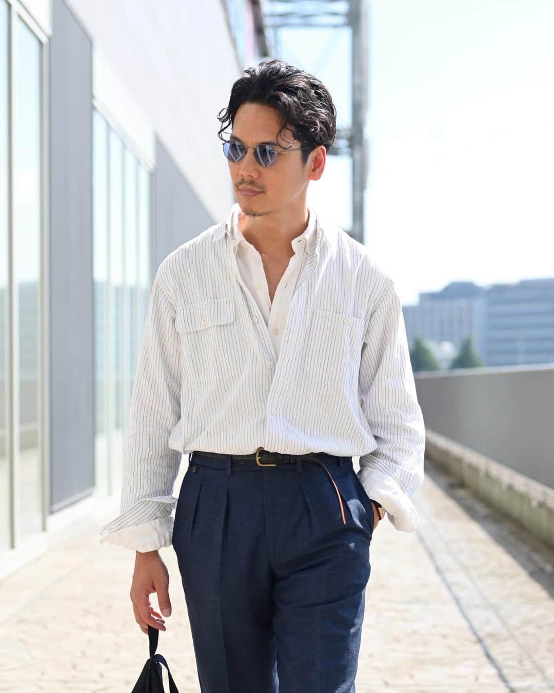 Shuhei Nishiguchiさんのインスタグラム写真 - (Shuhei NishiguchiInstagram)「"White and Blue/Linen on Linen,Shirt on Shirt"◀︎◀︎◀︎8pics シャツオンシャツ、ホワイトとブルー。 ナチュラルに見えるレイヤードを心がけて。 おじさん臭いスタイリングはおじさんにしっくりハマる。  【ITEM】 Sungrasses： @oliverpeoples  Shirt： @poloralphlauren  Trousers： @bernardzins  Shoes： @gucci 90's Belt： @coach 90's Bag： @hervechapelier  Watch： @cartier 70's  #effortlesschic #vintagewatch #vintagefashion #mensweardaily #mensstreetstyle #ootdmen」7月23日 20時16分 - shuhei_nishiguchi