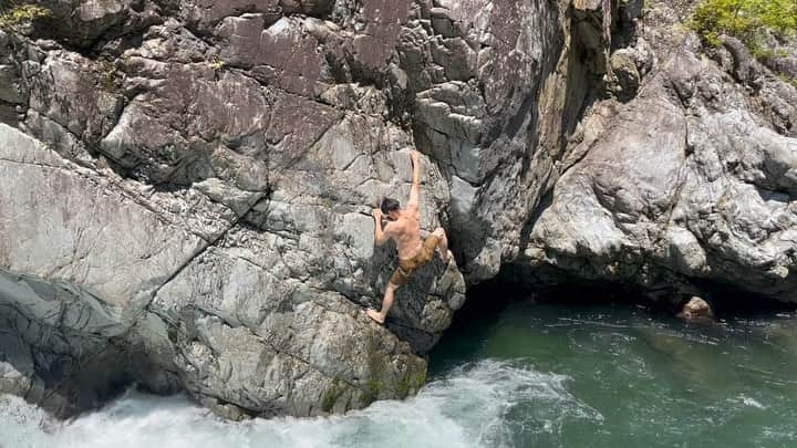 石松大晟のインスタグラム：「・ Deep water soloとBare footで大冒険👣 何でも有りの自由な感じがめちゃめちゃ楽しかった。 夏だからってジムに引きこもるの勿体無いな。 シーズンに向けてジムでトレーニングしつつ岩も登る。 ⁡ ⁡ ⁡ @thoufun_official @lasportivajp @mudhand_cb @carbongrip」