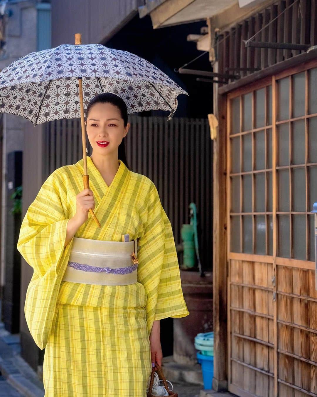 川原亜矢子のインスタグラム：「高峰秀子さんがいたところ #tokyo #tsukuda #movie #佃 #成瀬巳喜男 #女が階段を上る時 #ロケ地 #着物 #浴衣コーデ」