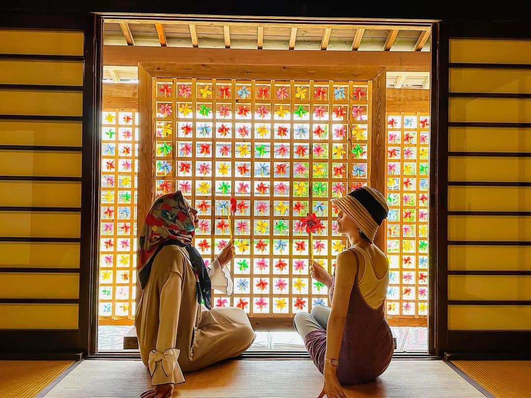 AMIさんのインスタグラム写真 - (AMIInstagram)「❁.*･ﾟ  福井旅その2🧡💛🩵 カラフルなスポットに行ってきたよ！  期間限定の風車棚が設置されてる人気スポット📸 夏を感じる旅にぜひ行ってみてね🚗³₃  高速道路の状況を確認してから注意してください〜  📍#武家屋敷旧田村家  #福井  Bukeyashiki #fukuijapan  🅿️無理/Free 💰大人￥300 子供無料 Adult ￥300 Child Free     *☼*―――――*☼*―――――*☼*―――――*☼*――― #福井旅行 #観光スポット巡り #風車 #写真スポット #お出かけスポット #おすすめスポット #タビジョ #女子旅 #インスタ映えスポット #旅スタグラム #大人旅 #スカーフアレンジ #スカーフコーデ #ムスリム #フォロー大歓迎 #genic_mag #genic_japan #travelingjapan #japanlife #muslimah #hijabistyle #l4likesback #follow_me」7月23日 20時26分 - amineko18