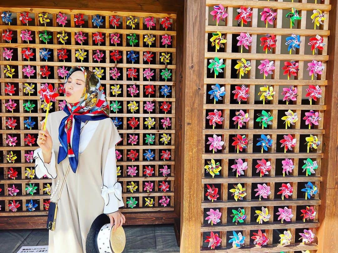 AMIさんのインスタグラム写真 - (AMIInstagram)「❁.*･ﾟ  福井旅その2🧡💛🩵 カラフルなスポットに行ってきたよ！  期間限定の風車棚が設置されてる人気スポット📸 夏を感じる旅にぜひ行ってみてね🚗³₃  高速道路の状況を確認してから注意してください〜  📍#武家屋敷旧田村家  #福井  Bukeyashiki #fukuijapan  🅿️無理/Free 💰大人￥300 子供無料 Adult ￥300 Child Free     *☼*―――――*☼*―――――*☼*―――――*☼*――― #福井旅行 #観光スポット巡り #風車 #写真スポット #お出かけスポット #おすすめスポット #タビジョ #女子旅 #インスタ映えスポット #旅スタグラム #大人旅 #スカーフアレンジ #スカーフコーデ #ムスリム #フォロー大歓迎 #genic_mag #genic_japan #travelingjapan #japanlife #muslimah #hijabistyle #l4likesback #follow_me」7月23日 20時26分 - amineko18