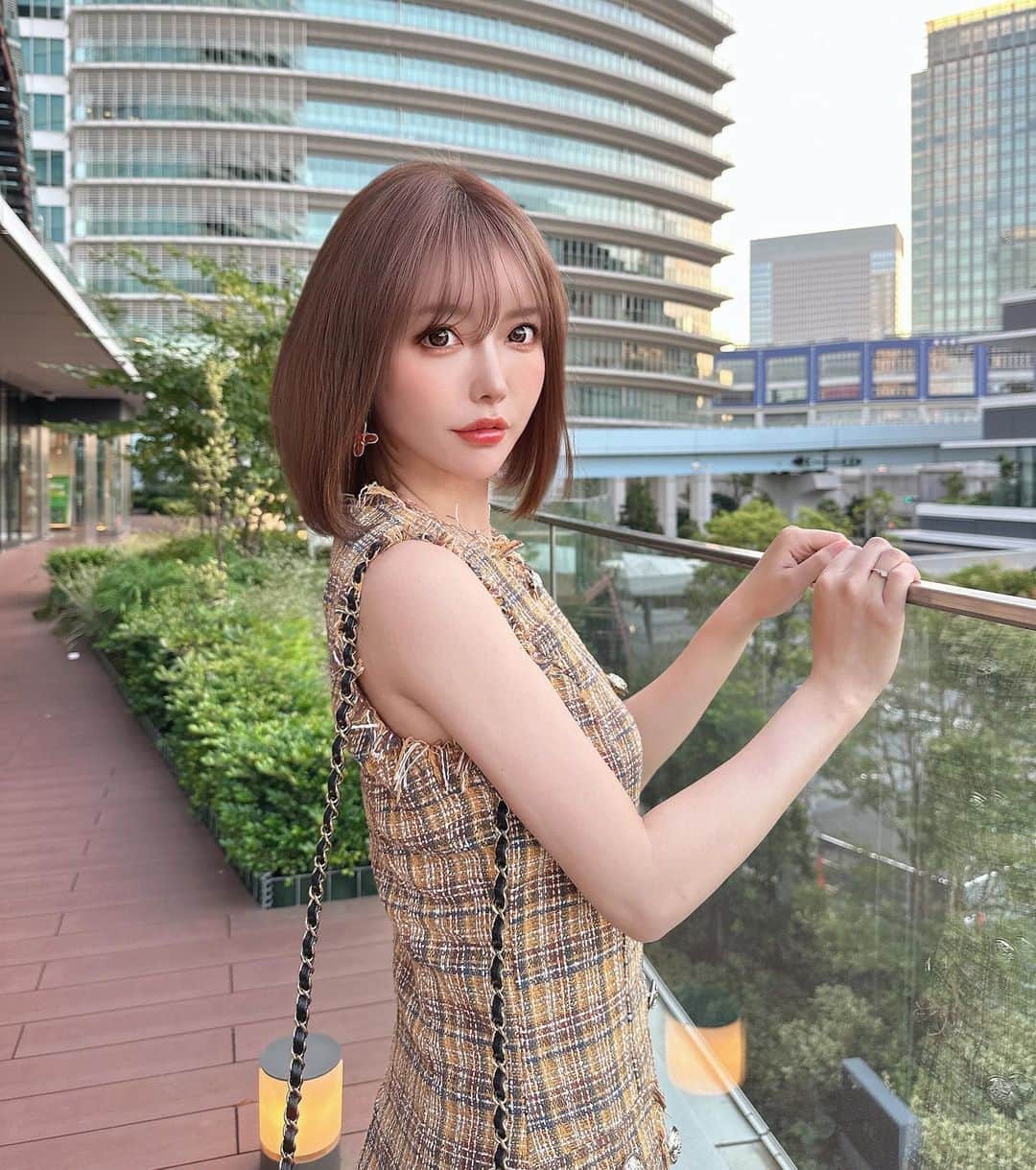 吉川ちえのインスタグラム：「【🤎💛🧡🤎💛🧡】 . 髪の毛少しだけイメチェン🥹🫶 前回髪の毛凄く短く切って気に入ってたけど 少しイメージ変えたくて顔周りだけエクステつけてボブ風にしたよ🙋‍♀️🩷 . 今回も新宿にあるアンククロスラフト ( @ankhcross_raft )で カラーとエクステつけました🧸🎀 重めのボブヘアいい感じ✌️ エクステはシールなので地毛に馴染んでいい感じ❤️ . カラーは担当のサクさんお任せ💓 ( @ankhcross_saku ) 透明感あるベージュ系にしてもらった🐱❤️ . もう何年も通ってる美容院です💕🥰 . #アンククロスラフト #アンククロス #ankhcross #ボブヘア」