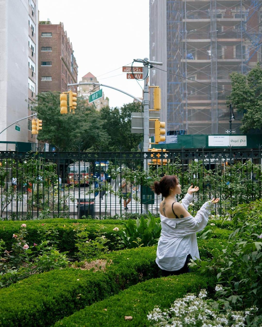 リンジー・ピアースさんのインスタグラム写真 - (リンジー・ピアースInstagram)「I leave New York this afternoon to head to The Muny and the whirlwind adventure that lies ahead. Maureen, I’m comin’ girl.  Leave it to @marilyndays to know I needed a tiny bit of home to take with me and dream over. Thank you for capturing me in a tiny little garden in my favorite big-little city. Thank you to you and @patrickjnorris for letting me stuff you with my favorite slice in the city first 🥰💛 You’re a wonder and I am so grateful to have a friend like you (and @patrickjnorris obviiii) 💛  New York, I’ll miss you and everyone/everything here that makes my life rich. See you soon 💛🌻」7月23日 20時27分 - lindsayheatherpearce