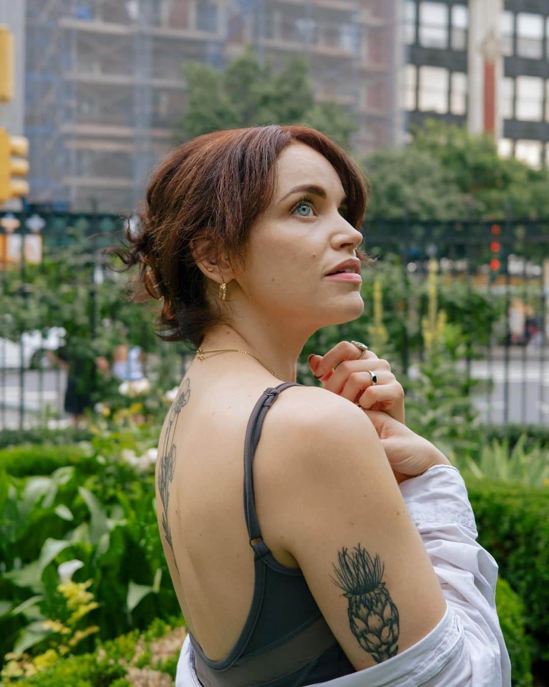 リンジー・ピアースのインスタグラム：「I leave New York this afternoon to head to The Muny and the whirlwind adventure that lies ahead. Maureen, I’m comin’ girl.  Leave it to @marilyndays to know I needed a tiny bit of home to take with me and dream over. Thank you for capturing me in a tiny little garden in my favorite big-little city. Thank you to you and @patrickjnorris for letting me stuff you with my favorite slice in the city first 🥰💛 You’re a wonder and I am so grateful to have a friend like you (and @patrickjnorris obviiii) 💛  New York, I’ll miss you and everyone/everything here that makes my life rich. See you soon 💛🌻」