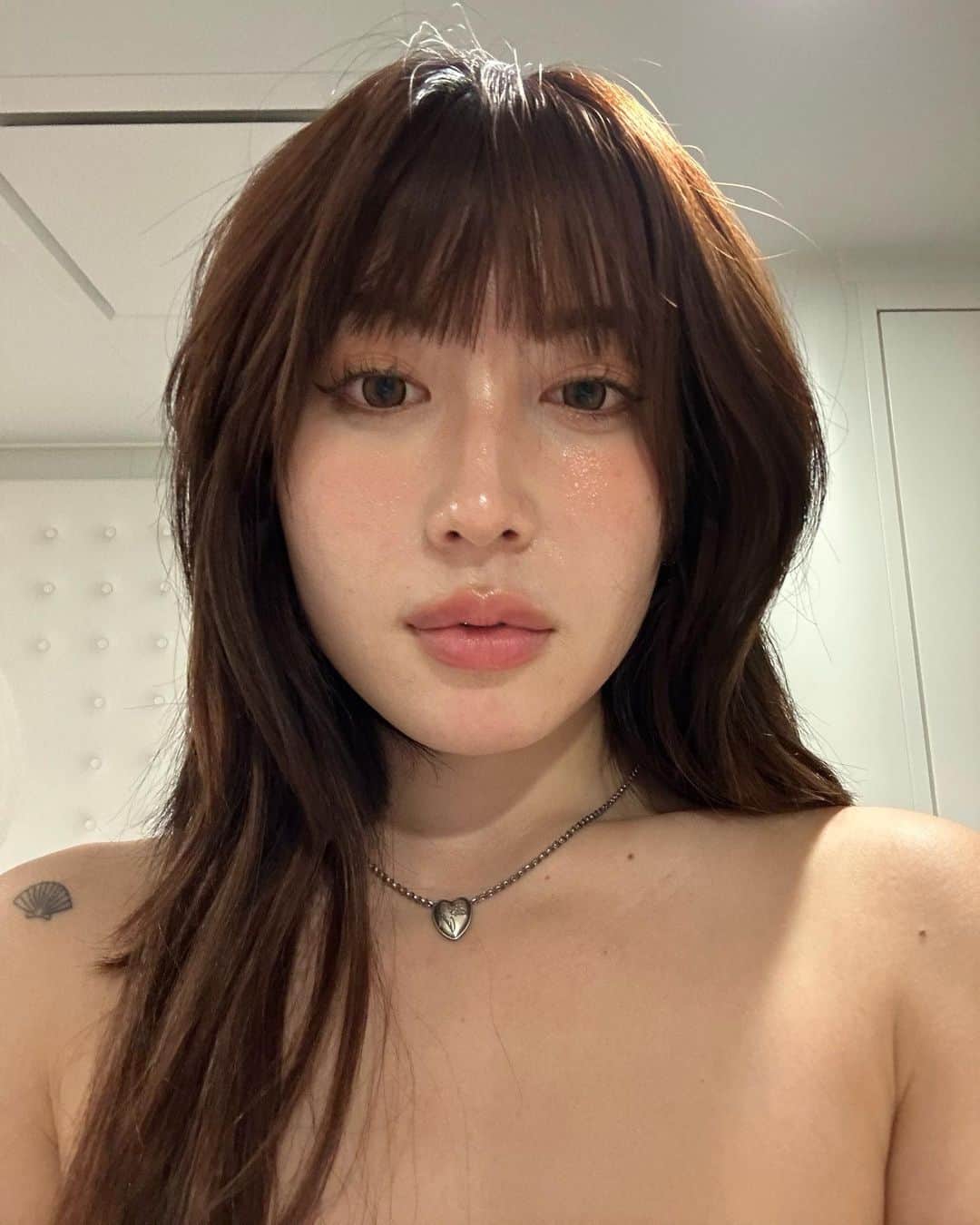 のインスタグラム：「Swipe if u want to see me smile 😈 I miss my teeth jewelry🥲🥵💎🦷🩷🩵 ヨーロッパ旅行中大好きで尊敬の @den_maru_t に歯に宝石つけてもらってた！ 2年前に歯の矯正でマウスピースしてて治ったんだけど戻ってきたからティースジュエリー外した🥲 恋しすぎてマウスピースにティースジュエリー今度まりちゃんにつけてもらう🥹🫶🏻🦷💎 ちなみにまりちゃんの歯医者さんのホワイトニング効果抜群で課金してる☝🏻大事 (あんまり歯を見せて笑うの得意じゃないけどティースジュエリーのおかげで少し好きになったのに〜)  #普段まつげパーマでマスカラ塗らないけど久々塗ったら瞼にマスカラついた放置の図　#ティースジュエリー　#teethjewelry #ドライアイ目充血しがちええ加減して」