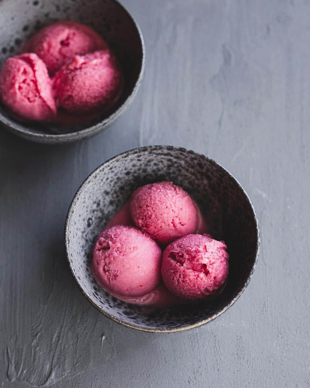 増田由希子のインスタグラム：「Homemade plum ice cream 😋 #icecream #homemade #plum 残ったソルダムで、アイスクリームを作りました💕  ソルダムは、フルーツの中でポリフェノール含有量ナンバー1！クエン酸も豊富に含まれているので、夏バテ防止にもおすすめです🌿」