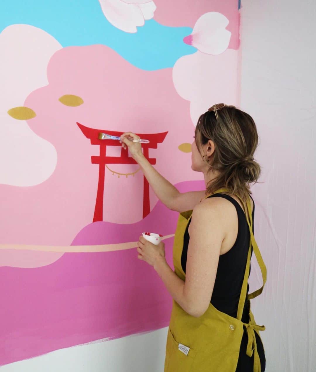 フランセス・スィーヒのインスタグラム：「I can’t believe I never posted this mural from last year! 🎨✨Better late than never, right? Here’s a sneak peek while I put together a reel 🎞️   #paintinginprogress #mural #wip #japan #tokyo #japaneseartist #pinkwall #frankiecihi #artistatwork #art」