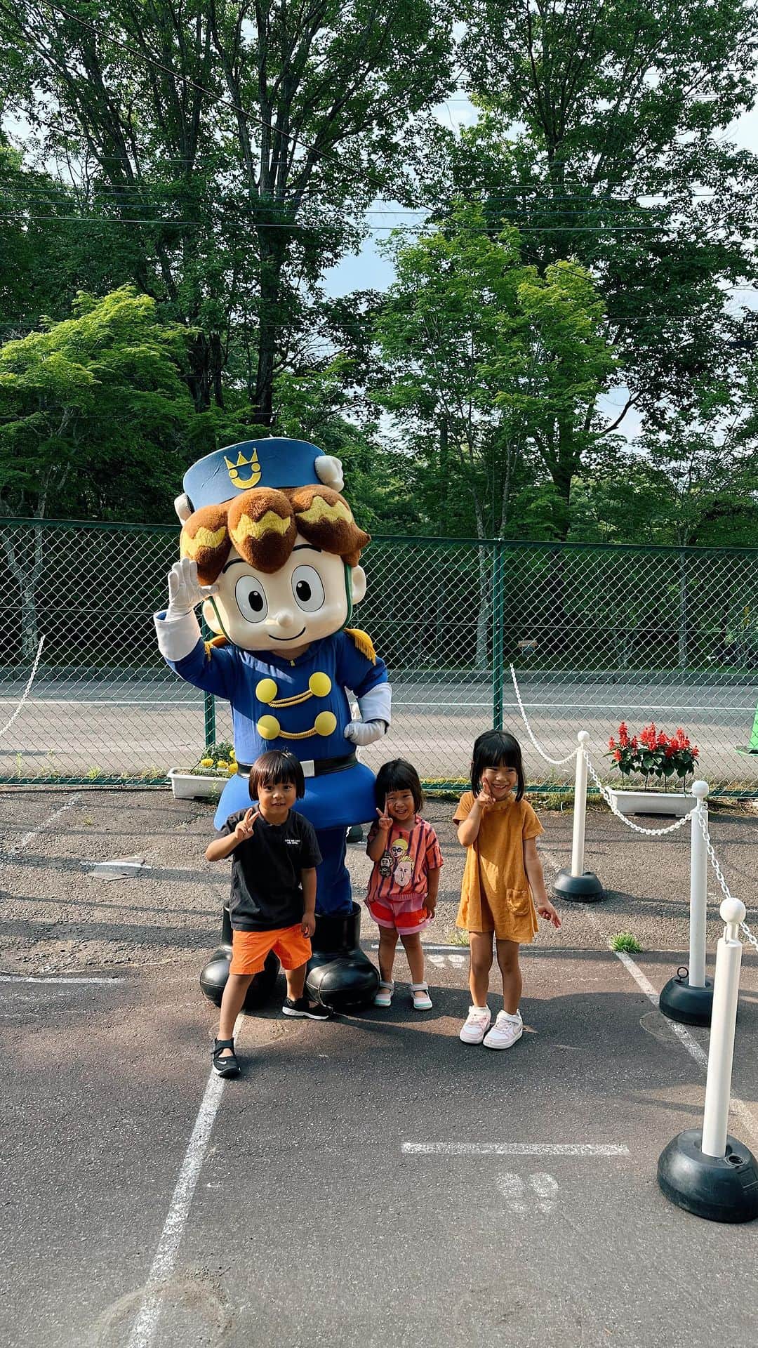 忍舞のインスタグラム：「友人家族と夏休み旅行☀️  夜は子供たちが寝た後は大人タイム たくさん笑いまくって飲みまくりましたw  次の日はおもちゃ王国に 3人の子供たちはしたい事がバラバラなので各自遊ばせたけど、最初のアスレチックはほんとにみんな楽しそうだったなぁー。 私もしたかったが 飲みすぎたので頭痛やばくて休憩www  でも森に囲まれて空気もすんでて 湿気もなくて気持ちいい気候で最高！！！  遊びまくって 帰りました。 温泉にもよって♨️  最高の夏休みのはじまりぃーー  #夏休み #軽井沢旅行 #軽井沢観光」