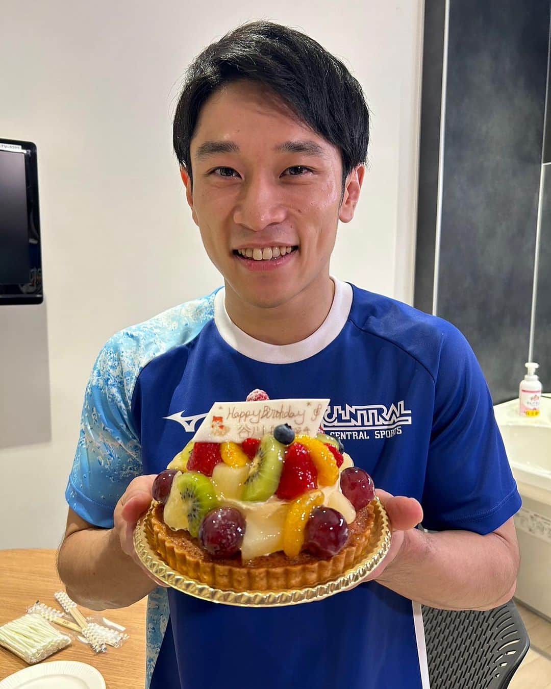 谷川航のインスタグラム：「誕生日ということで とあるお仕事でお祝いしていただきました🎂 みなさんもお祝いのお言葉ありがとうございます🙇🏻 27歳も体操頑張ります😊」