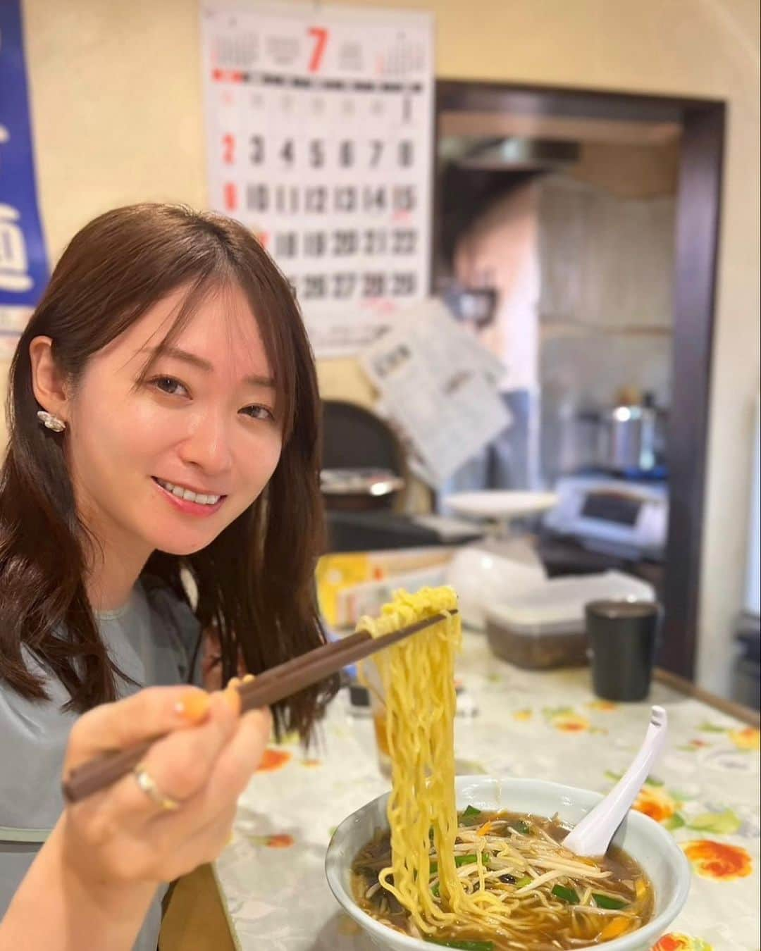 本谷亜紀のインスタグラム：「会社のみんなでフレックス退社して、サウナ行ったり岩盤浴で恋バナしまくったり、ステーキ食べたり、立ち飲み行ったり、野音で音楽聴いたりラーメン食べたりいい土日だった☺️  老舗中華に行ったら、もやしそばをついつい頼んじゃう。もやしがシャキシャキでもしんなりでもどっちも好みです❤️❤️  #中華じゅりぃ〜　#もやしラーメン #AmericanGrillSAM #大井町グルメ　#ラーメン #らーめん #麺スタグラム #つけ麺 #ランチ #中華そば #🍜」