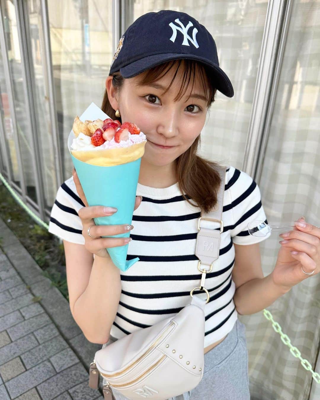 加藤早和子のインスタグラム：「.  連日外にいるからか ほんのり日焼けしてきたので おやすみの日はお肌を労わるようにしています🧒🏽  最近はのんびり過ごすのがマイブーム.  大好きないちごのクレープ 絶品でした🍓  . . #盛岡 #休日 #クレープ #いちご #夏 #散歩  #アナウンサー #新人アナウンサー #スポーツキャスター」