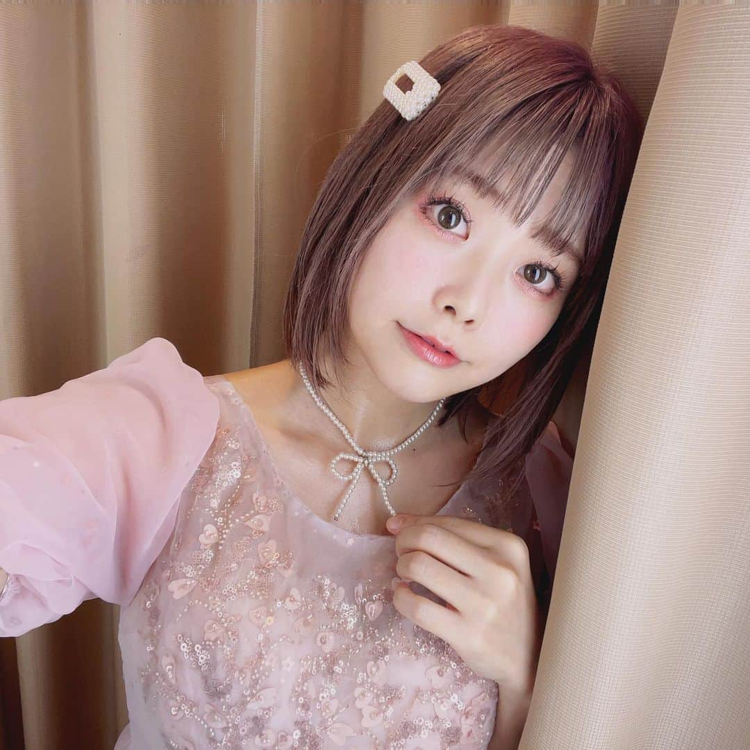 のインスタグラム：「激しく動きすぎなのか、 またもやネックレスが壊れしまったので、図らずもこの写真がラストショット📷  ありがとう、リボンちゃん🎀  ドレスに合った可愛いネックレス探しの旅再び…。  (夜公演はまとめ髪にしたよ、撮るの忘れたよ、辛うじて1枚あったよ、Twitterに載せたよ)  #東京ディズニーリゾート40周年  #ドリームゴーラウンドインコンサート」