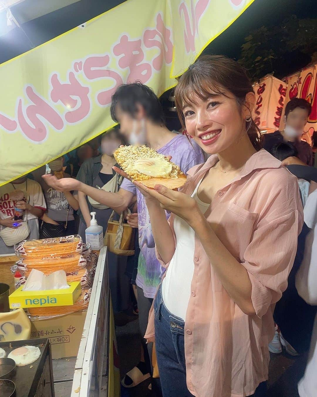 梅山茜さんのインスタグラム写真 - (梅山茜Instagram)「. 夏祭り🍧 . 幼馴染と地元のお祭りへ🪅  昔と同じ道を歩きなから 話す内容は大人になったけど 気持ちはあの頃のままでした👧🏻  ベビーカステラとたませんは必須😎😎😎 夏感じられたーーーーーーー🏝  . #夏祭り#お祭り#屋台#ベビーカステラ#たません」7月23日 20時35分 - umeyama_akane