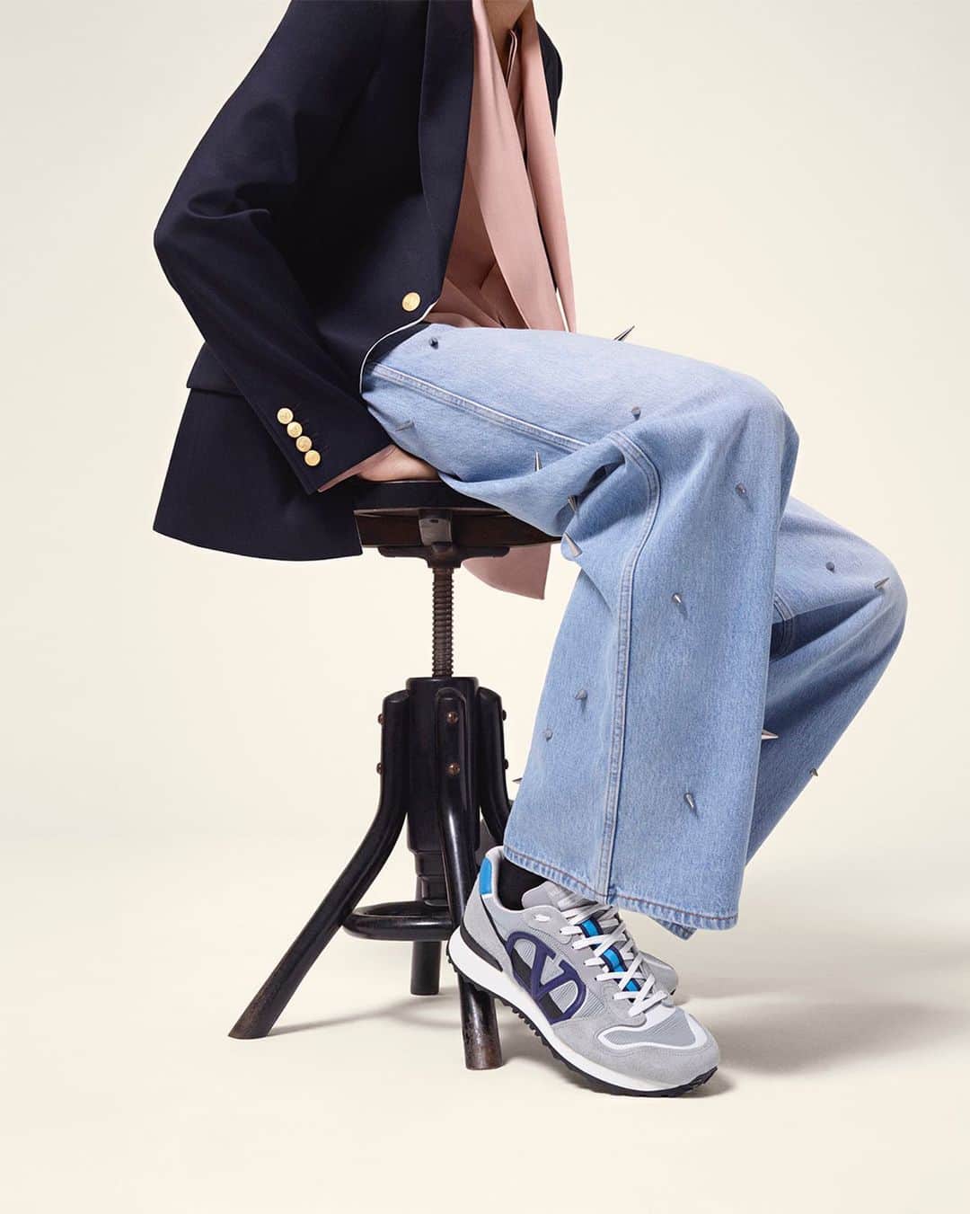 Valentinoさんのインスタグラム写真 - (ValentinoInstagram)「Denim trousers with all-over studs and the #VALENTINOGARAVANI #VLogo Pace low-top sneakers.   Delve into a selection of looks from @pppiccioli's #ValentinoUrbanFlows, online now.」7月23日 20時36分 - maisonvalentino