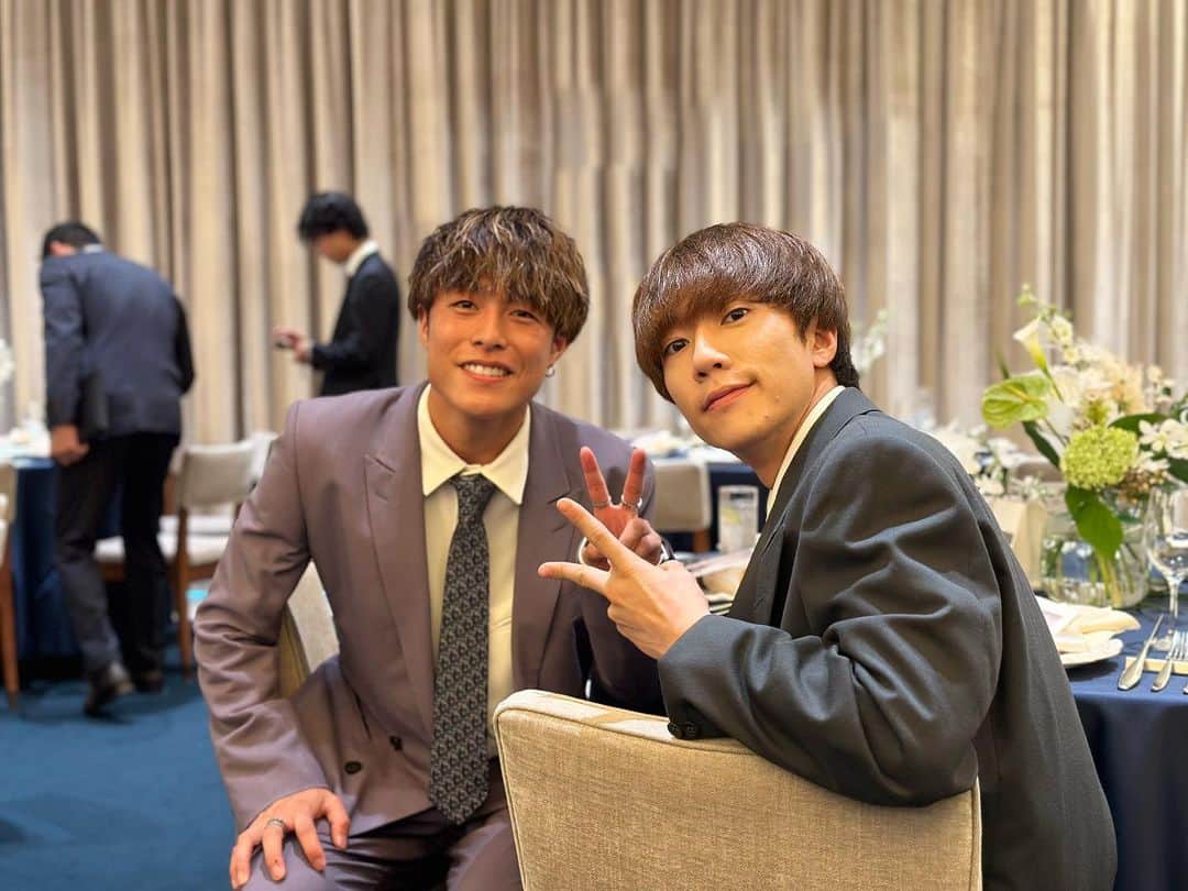 かっくんのインスタグラム：「・ 久しぶりのスーツ。 人生初の結婚式に行ったら大号泣した。」