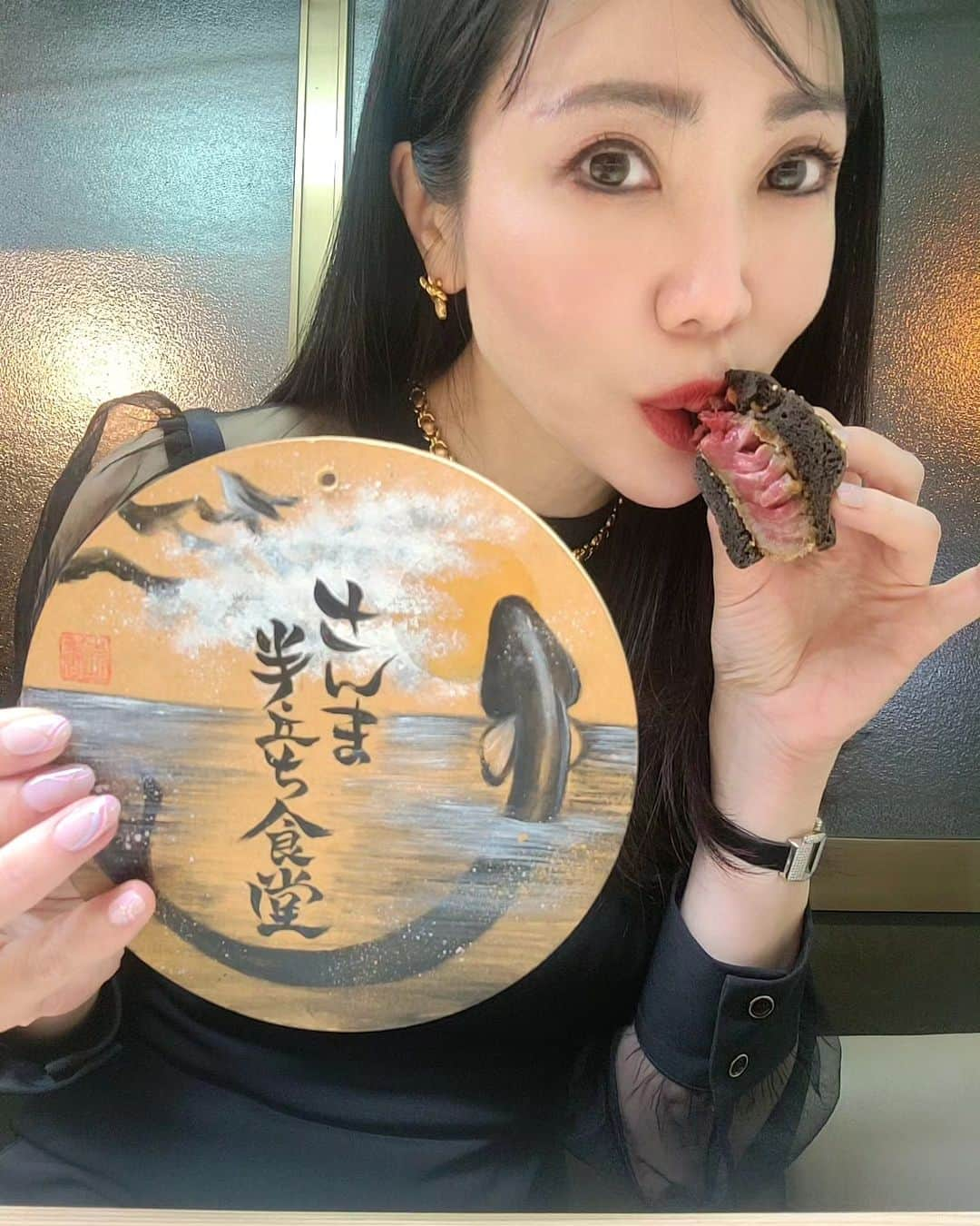 今堀恵理さんのインスタグラム写真 - (今堀恵理Instagram)「「さんま半立ち食堂」(さんま黒焦げ食堂の姉妹店)  @samma.hantachishokudou   もちろん予約困難店 隠れ家的でお店が見つけられない😆 メニューはおまかせコース料理のみで、ドリンクは瓶ビール、チューハイ、ウイスキーやその日の日本酒などが飲み放題 ワイン、シャンパンは別料金  高級な魚介類を使ったコースです💕お腹いっぱい食べた 美味しかったよ  ここの大将と全く同じ日に生まれてました!こんな事ある?😆 年も月日も同じ‼️  #さんま半立ち食堂 #大阪グルメ #同じ誕生日 #魚介類」7月23日 20時38分 - eriimahori