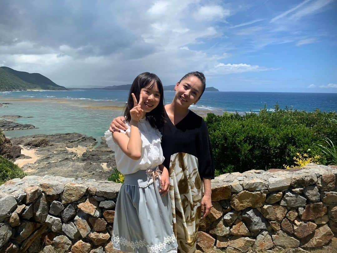 元ちとせのインスタグラム：「拝みんしょうらん❣️  暑い毎日💦皆さん、熱中症対策しながら乗り越えてくださいね。  さて！私はそんな中、素敵な出会いを頂きました。  伊藤忠商事さんの季刊誌 「星の商人」no.14別冊の取材を通じて徳永めいちゃんと言う可愛い小学生とキラキラ🤩する時間を過ごさせて頂きました。 夢に向かってたくさん努力しているめいちゃんから、私自身‼️刺激と希望をもらいました。 ぜひ！皆さんにも読んで頂きたいと思います。 どうぞよろしくお願いします！  #星の商人 #伊藤忠商事 #季刊誌」