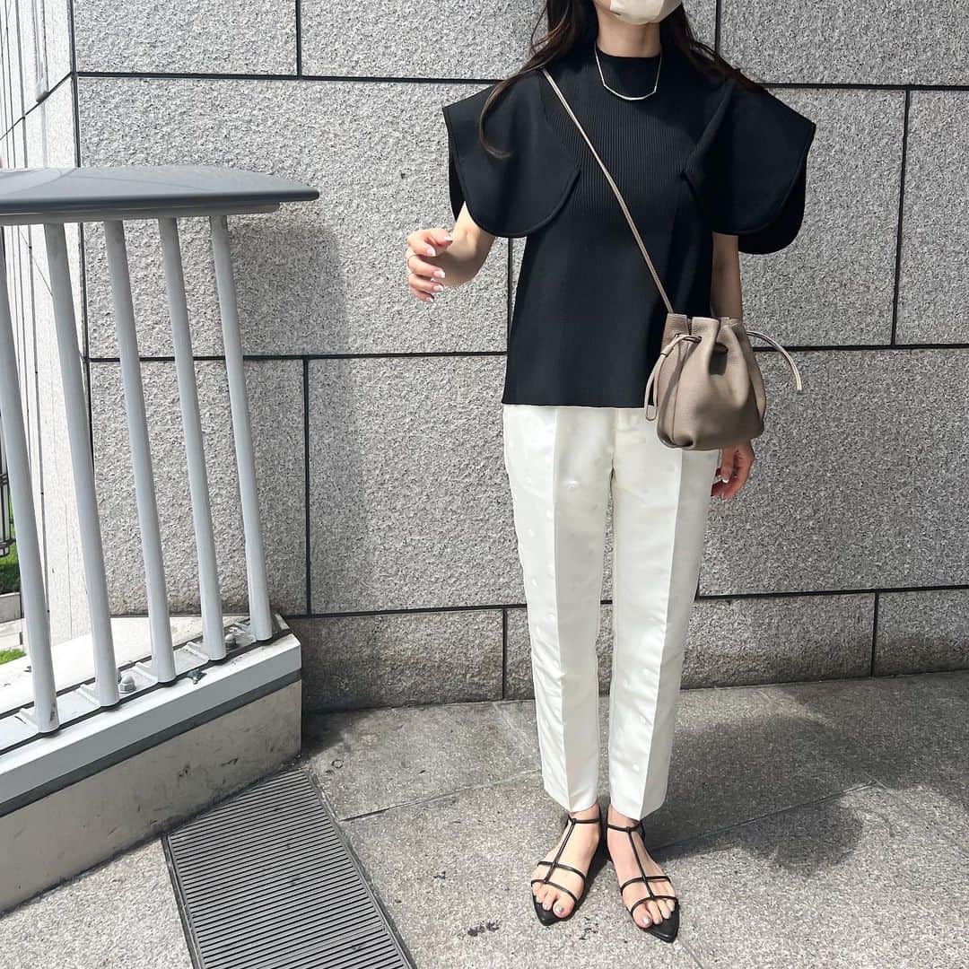 n.etsuuのインスタグラム：「2023.7.23  この前の 大阪行った時のコーデ。  上下ともに早く着たくってウズウズしていた🤭💕  tops▸#heve pants▸#maisondeDolce. sandal▸#LETALON bag▸#bonaventura  ボナベンチュラのバッグ、 小降りに見えつつ意外と入るし、 柔らかくって使いやすい👏  #カジュアルコーデ#アラフォーファッション#大人カジュアル#綺麗めカジュアル#高身長コーデ#プチプラコーデ#シンプルコーデ#着回しコーデ#30代ファッション#ママコーデ #ボナベンチュラ」