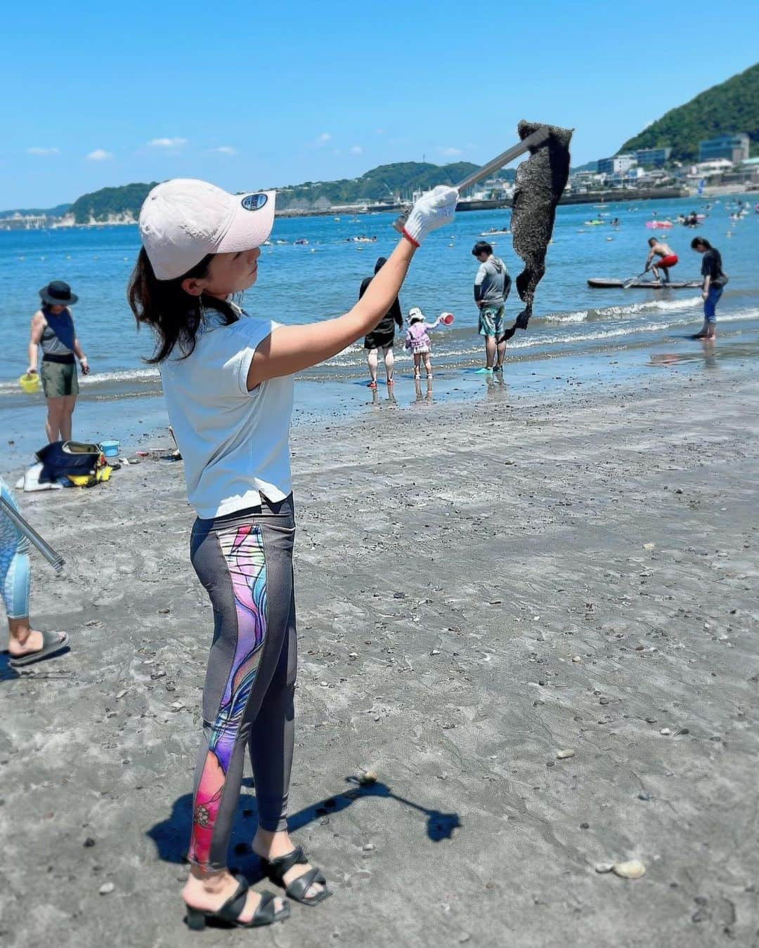 戸崎奈津さんのインスタグラム写真 - (戸崎奈津Instagram)「今年の日やけ対策はALLIE☀️  7/17 海の日にALLIEのイベントに参加してきました🏄‍♀️   ビーチクリーンと海でのヨガをしてきました🧘‍♀️ビーチには少し歩いただけで結構ゴミがあってびっくり。  ALLIEはビーチフレンドリー処方で環境に配慮したつくりで、海に入るときにも🙆‍♂️✨  海によくはいるので🪸日やけ止めには気を遣うようにしてます🙇‍♂️サステナブルに対する意識はあるけど実行できていることは少なくて..できることから始めたいな😌  アリィー ジェルUV EXは、  スーパーウォータープルーフ！ 水にも汗にも抜群に強い！全身にはこれ✨  ジェルはみずみずしくてお肌に艶がでる👍 SPF50＋ PA＋＋＋＋でUVカットもしっかり✨  顔用はノーファンデUVと呼ばれる  アリィー カラーチューニング UV と、チークUVのアリィーカラーオンUV✨   こんなに種類があるの知らなかった☺️  #ALLIE #アリィー #日やけ止め  #ALLIE_PR #ThinkSustainabilityAction」7月23日 20時44分 - naa_tsu0827