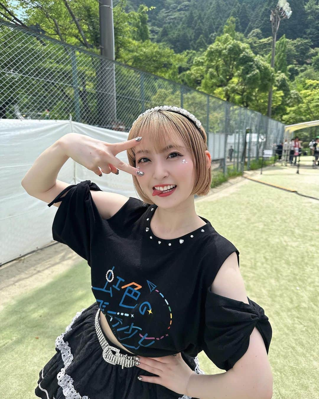 白井真緒さんのインスタグラム写真 - (白井真緒Instagram)「夏フェスっていいね🍉 (Tシャツのリメイク自分でやったんだ〜)  #夏フェス #フェス #夏 #summer #tシャツリメイク #キラキラメイク #虹色の飛行少女」7月23日 20時50分 - kohaku_shirai_official