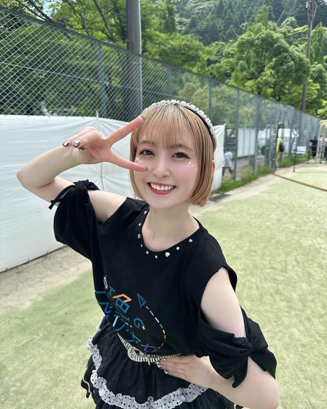 白井真緒さんのインスタグラム写真 - (白井真緒Instagram)「夏フェスっていいね🍉 (Tシャツのリメイク自分でやったんだ〜)  #夏フェス #フェス #夏 #summer #tシャツリメイク #キラキラメイク #虹色の飛行少女」7月23日 20時50分 - kohaku_shirai_official