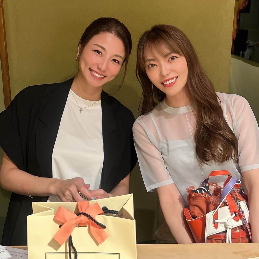今村仁美のインスタグラム：「お久しぶりの青木さんとお鮨🍣 2人でご飯行く時は、 いつもお鮨なのです☺️ 私のお鮨好きに付き合ってくれる青木さん🍣ありがたや🙏 今回は　#村瀬　さんに行って来きたよ🍣 贅沢な時間でした🩷  #お友達との時間 #女子会 #お鮨が好き」