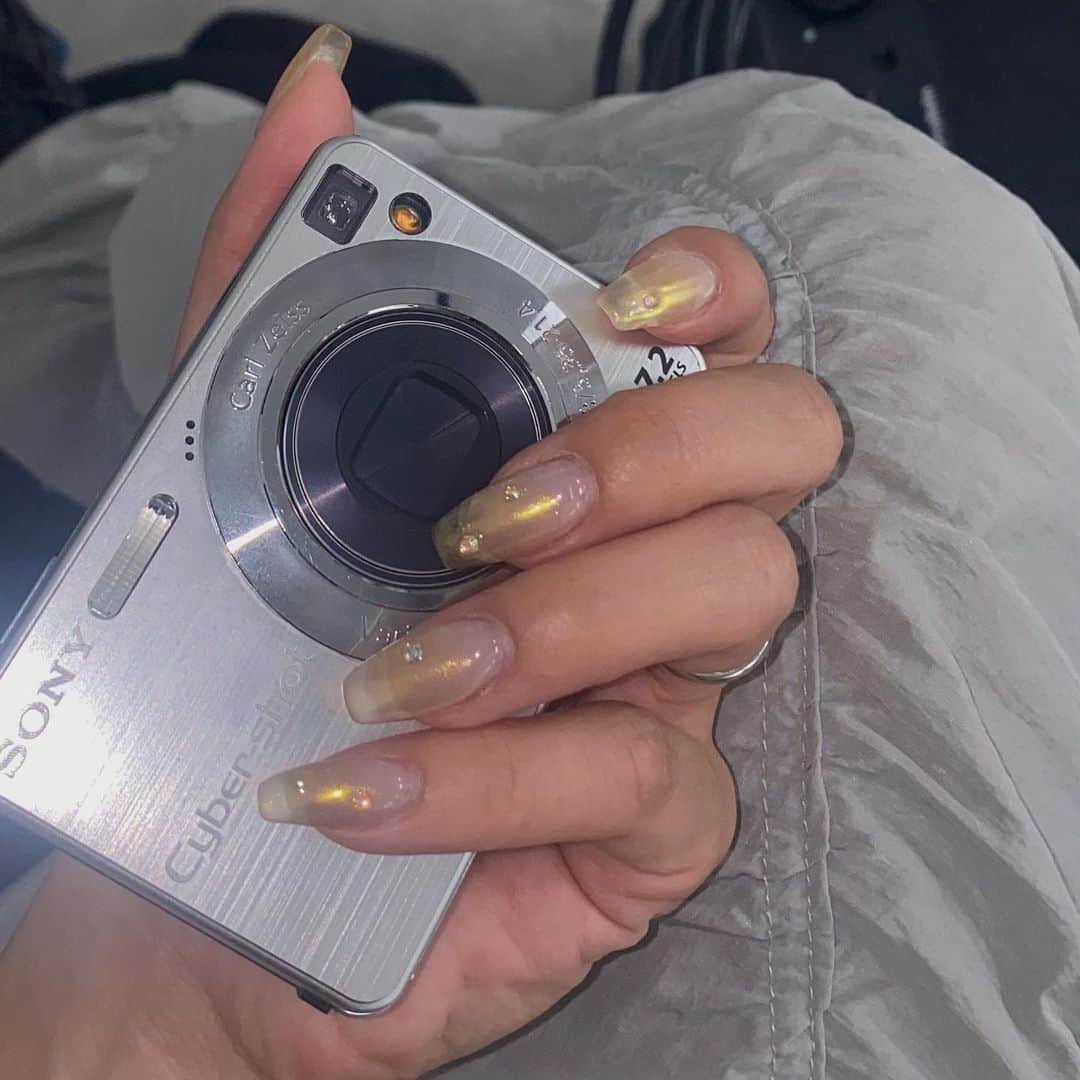 室原彩夏のインスタグラム：「ㅤㅤㅤㅤㅤㅤㅤㅤㅤㅤㅤㅤㅤ つやっと光るyellow💛 @melil_rima ありがとー🥵❤️‍🔥 ㅤㅤㅤㅤㅤㅤㅤㅤㅤㅤㅤㅤㅤ #nail」