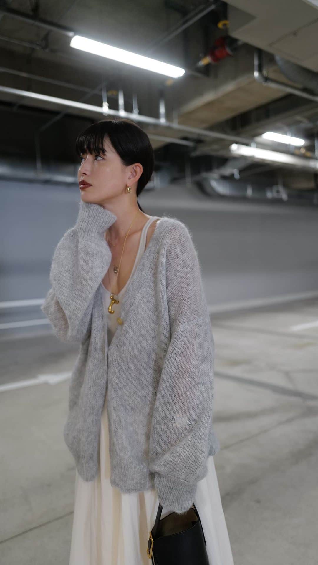 JUNNAのインスタグラム：「@etretokyo  7月27日からETRÉ TOKYO秋コレクションがスタート致します。ETRÉ TOKYOオフィシャルYouTubeはご覧いただけましたか？新作をご紹介中です。 ぜひご覧下さいね  スペシャルなノベルティーもご用意しています お楽しみに...  Knit/ #etretokyo 23 autumn tank top/ #etretokyo 23 summer skirt/ #etretokyo 22ss bag/ #jandmdavidson @jandmdavidson  (QUIVER BUCKET NANO) shoes/ #therow @maisontherow」