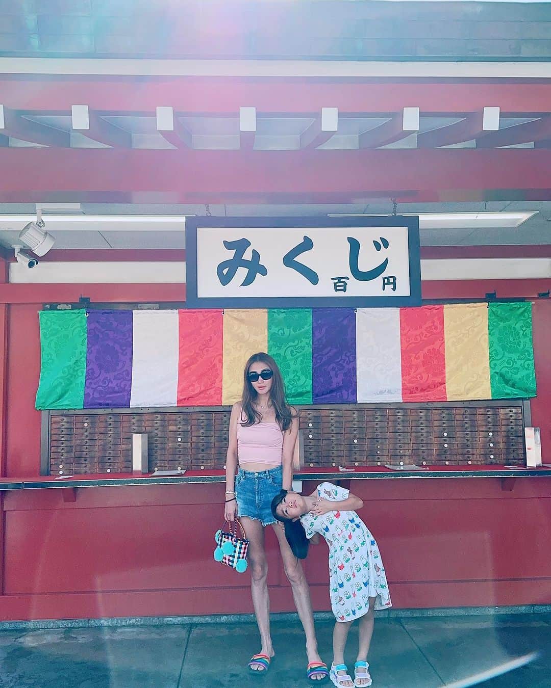 小林明実のインスタグラム：「朝7：30出発で 雷門-じゃぶじゃぶ池- 実家に行って来ました✨  毎年初詣に行ってた神社⛩️ 5年ぶりの雷門だったけど 変わらない雰囲気が懐かしい！  地元にはじゃぶじゃぶ池が いっぱいある✨ 子供達にはありがたい場所✨  引っ越してから初めて 行った実家は2人暮らしには ちょうどいい広さだった。 100円ショップでいっぱい おばあちゃんに買ってもらって 楽しんだ子供達！！  #東京 #地元 #雷門 #浅草」