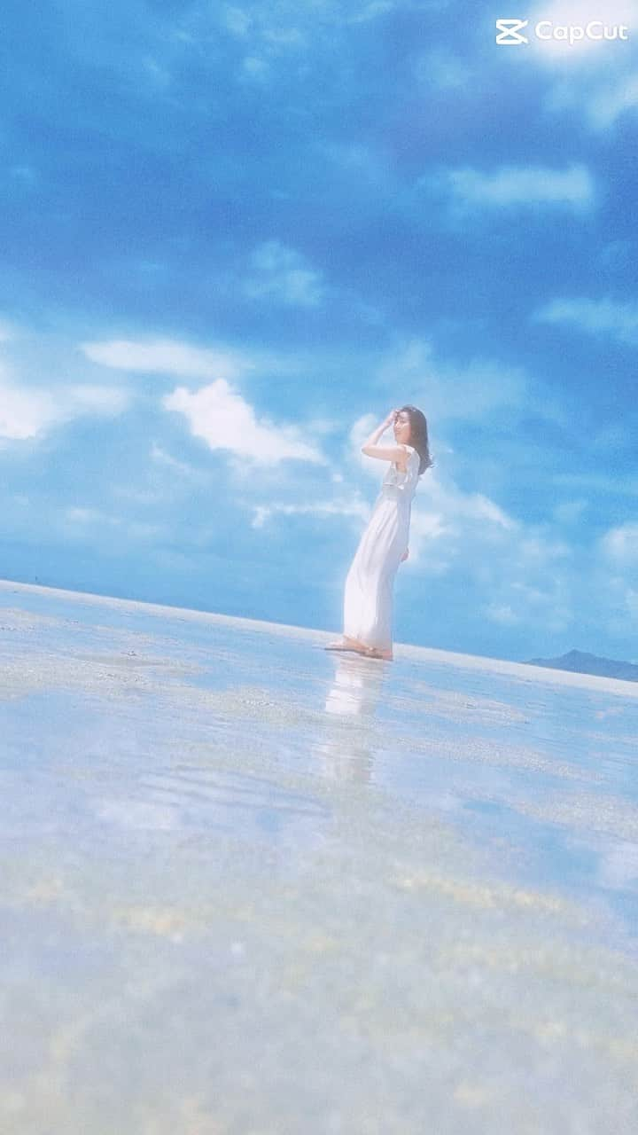 松原伊予菜のインスタグラム：「'  沖縄でもウユニ塩湖を楽しめる？！！🏝️☁️☺️  #沖縄#okinawa#沖縄旅行#沖縄グルメ#海#sea#ウミガメ#タビジョ#釣り#海釣り#sup#ビーチ#beach#マリンスポーツ#サップ#自然#絶景#パワースポット#シュノーケリング#絶景スポット#ウユニ塩湖#miyakojima#日本のウユニ塩湖#ランチ#旅行#bikini#travel#宮古島#宮古島旅行#宮古島グルメ」